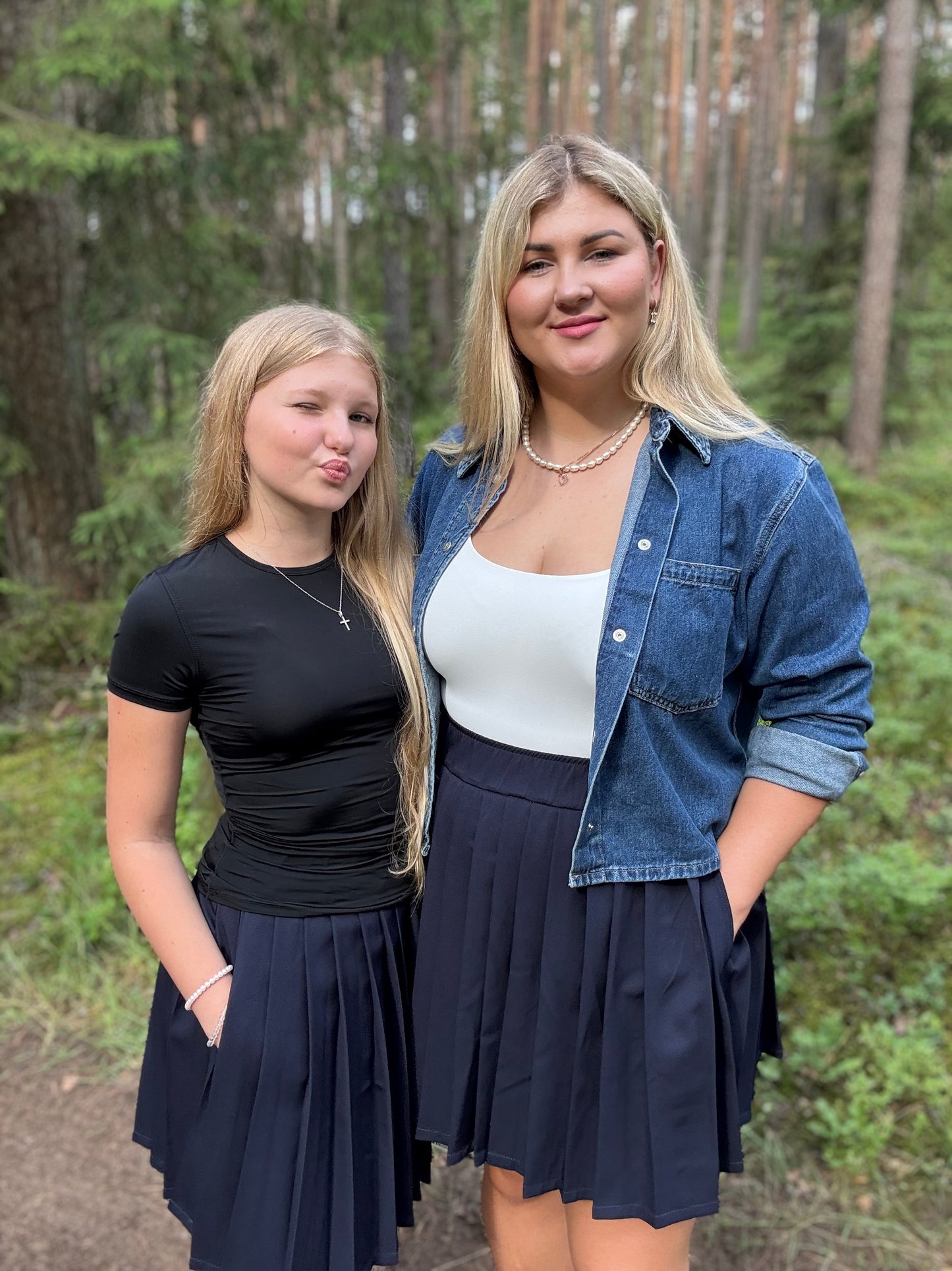 Tamsiai mėlynas klostuotas sijonas su kišenėmis