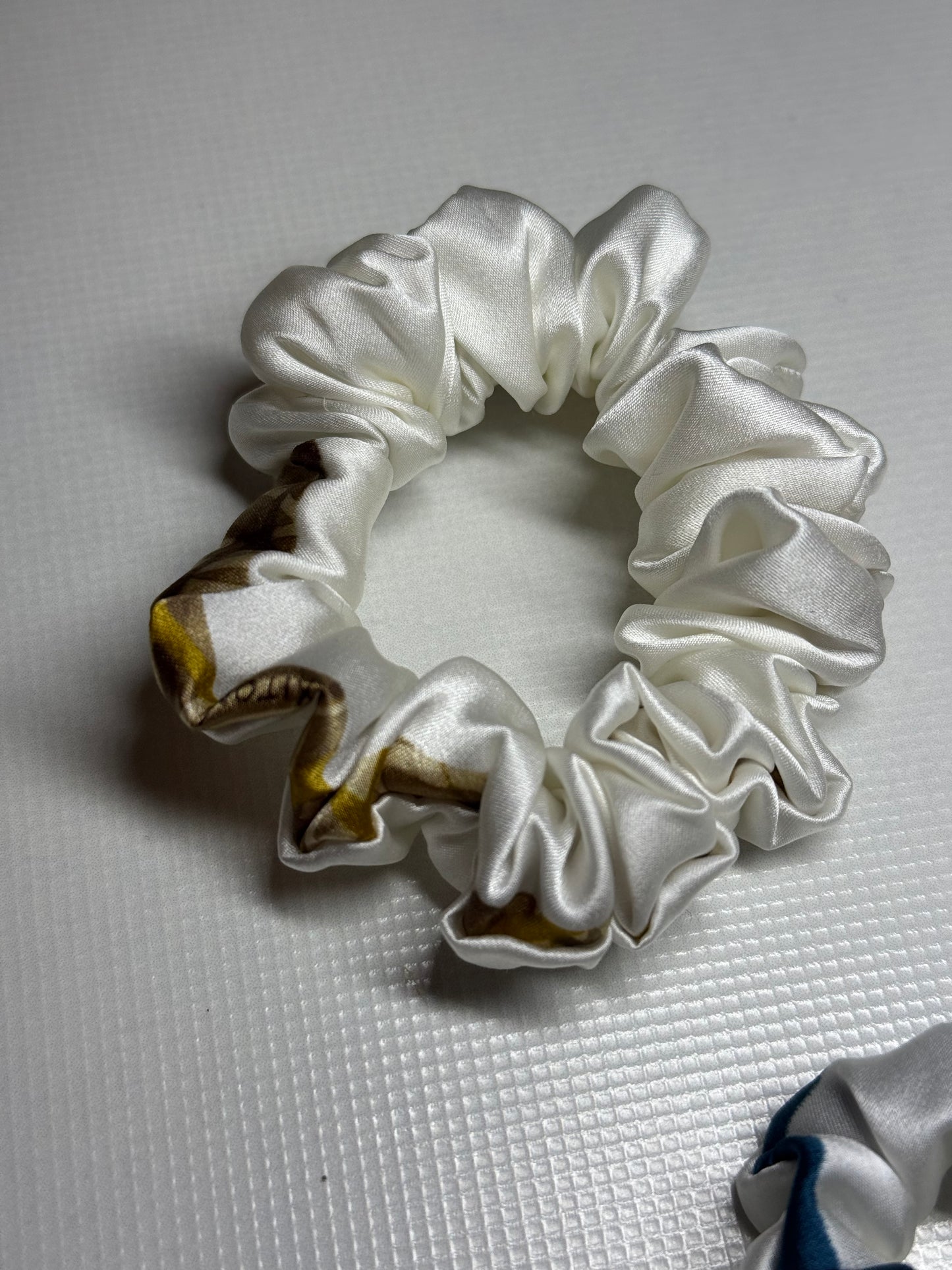 Kolekcinio KITON 100% šilko balta su raštuotu krašteliu gumelė S dydis