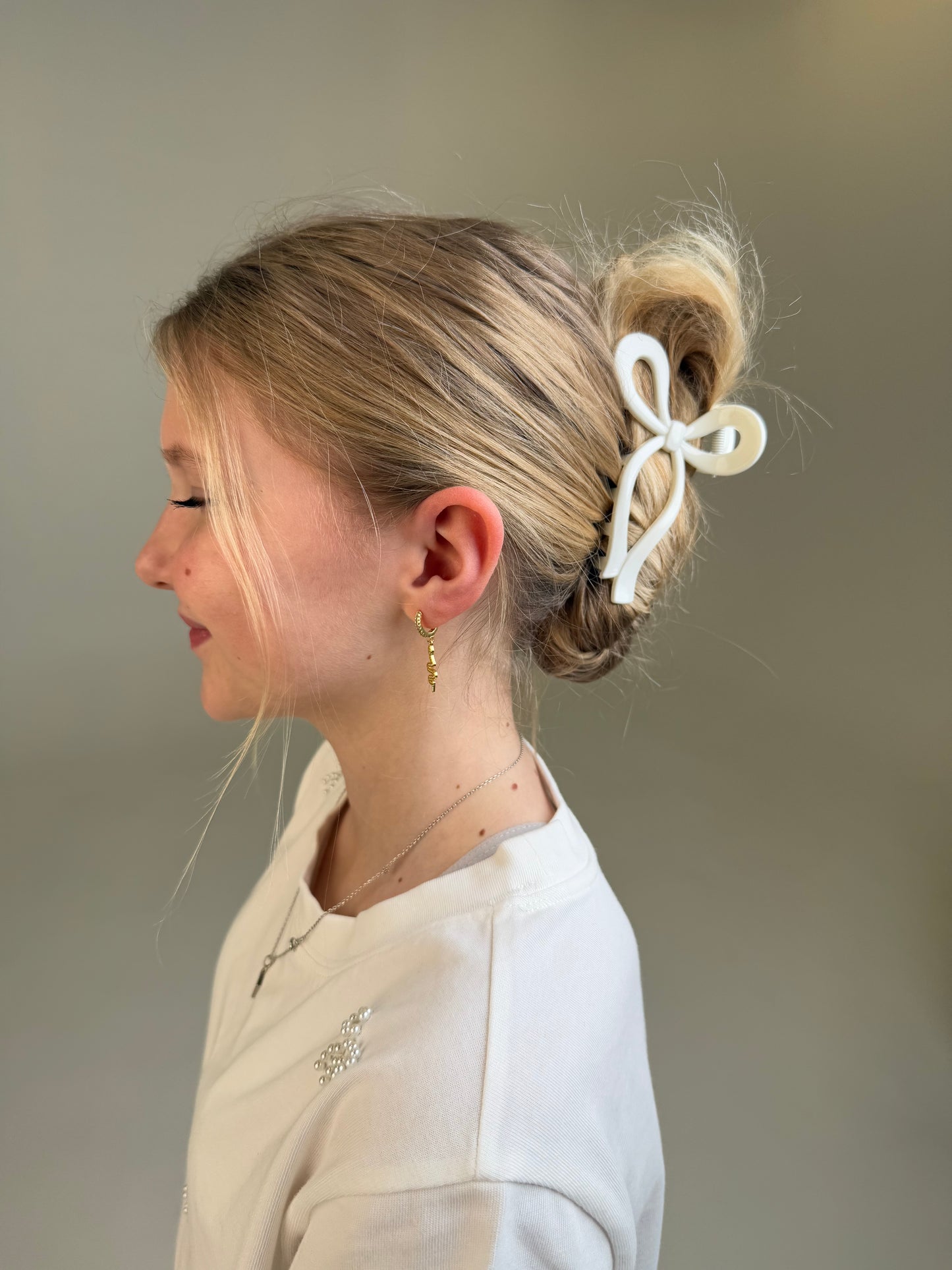 Baltas kaspinas kapkap segtukas