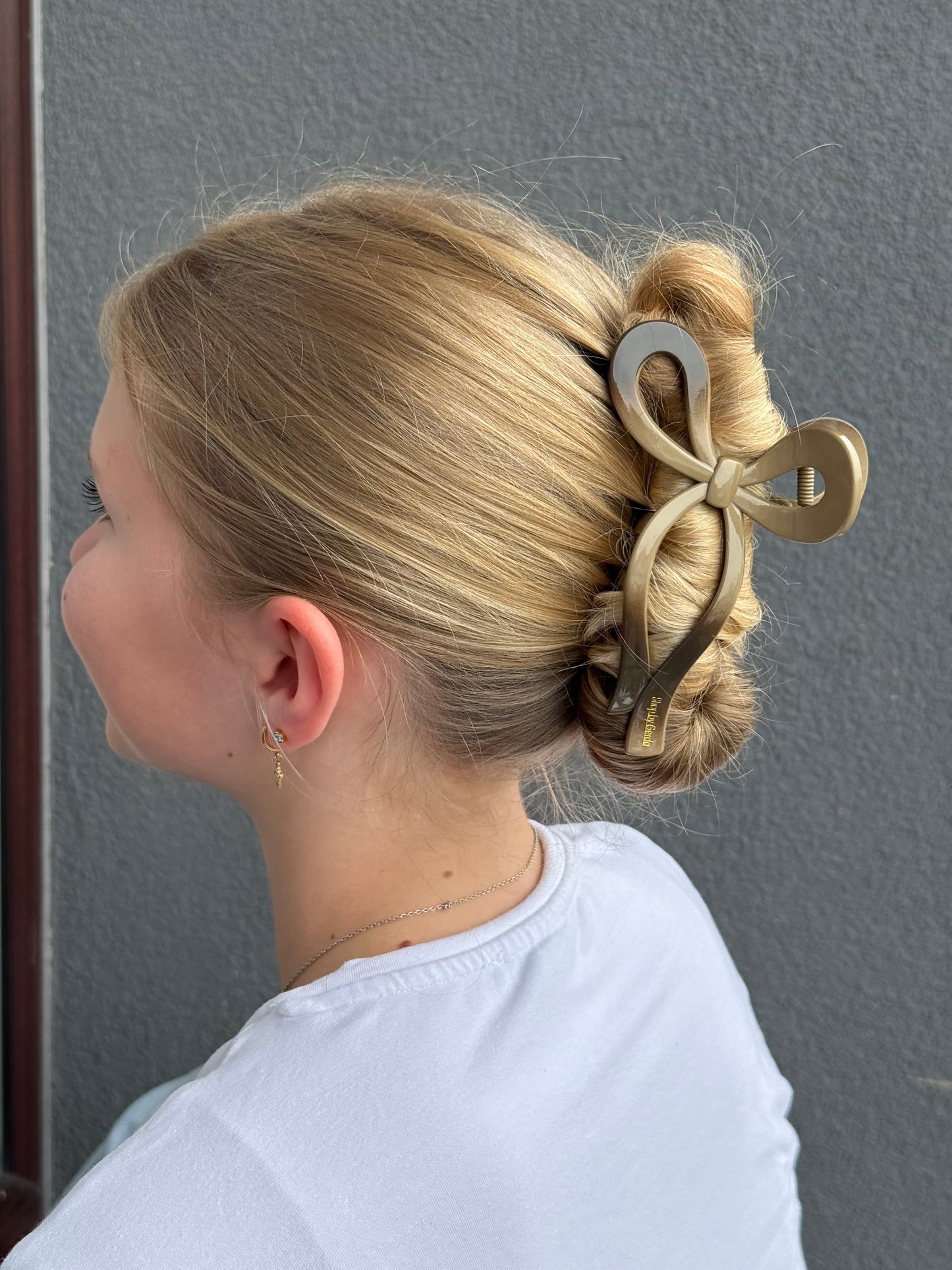 Cappuccino su šokoladiniu šešėliu kaspinas kapkap segtukas didesnis