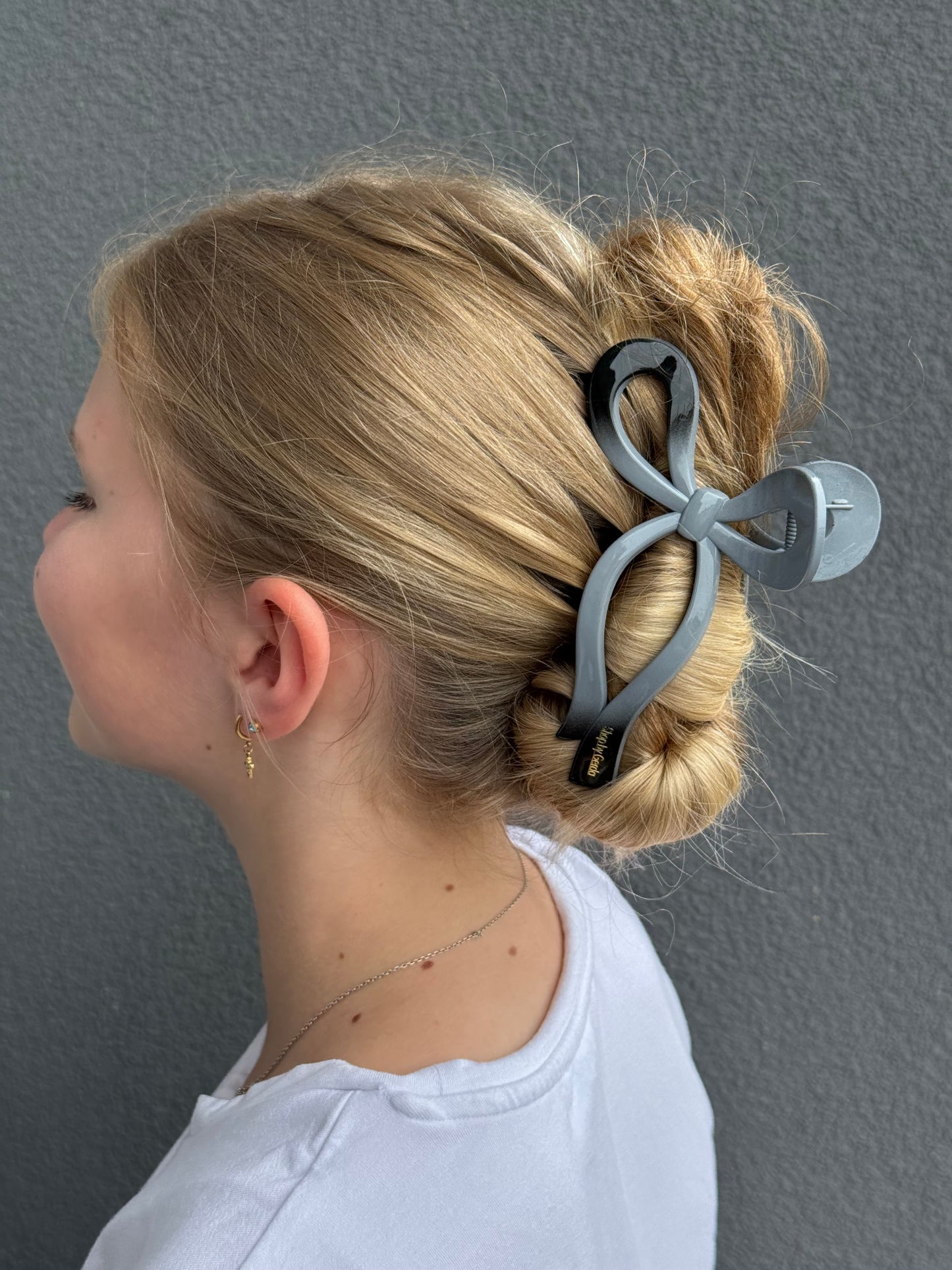 Pilkas su juodu šešėliu kaspinas kapkap segtukas didesnis