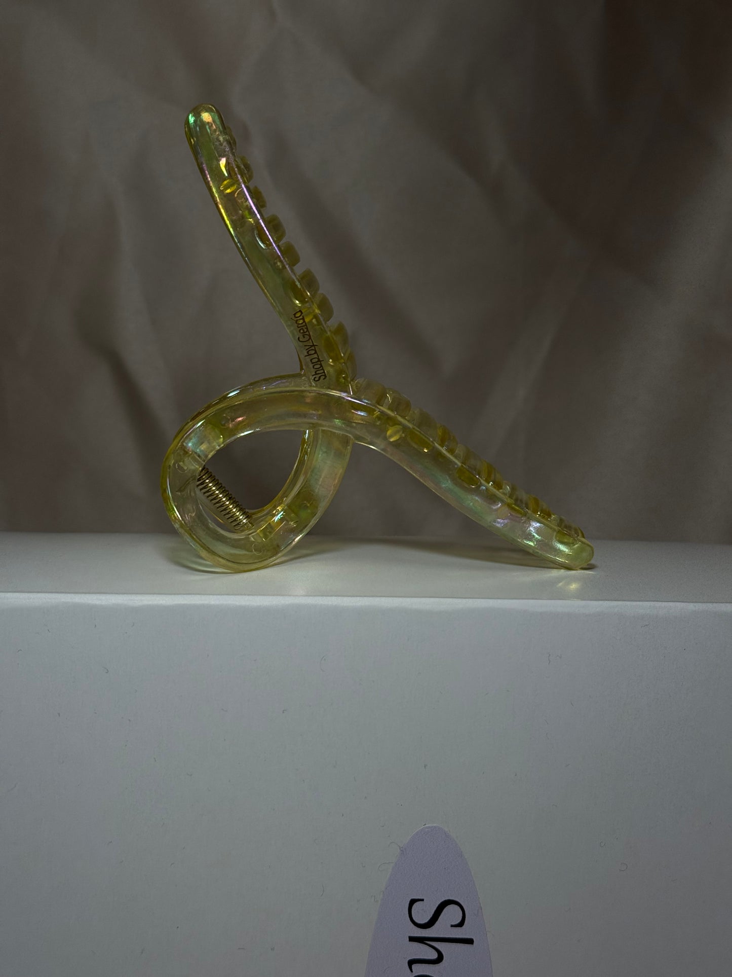 Geltona perlamutrinė kilpa 13cm