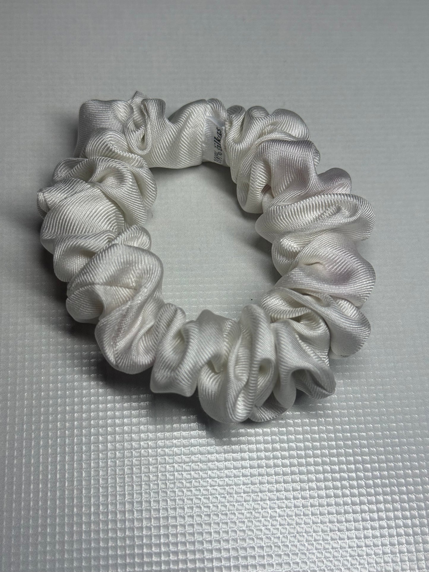 Kolekcinio 100% šilko balta su vos vos rožiniu krašteliu gumelė S dydis