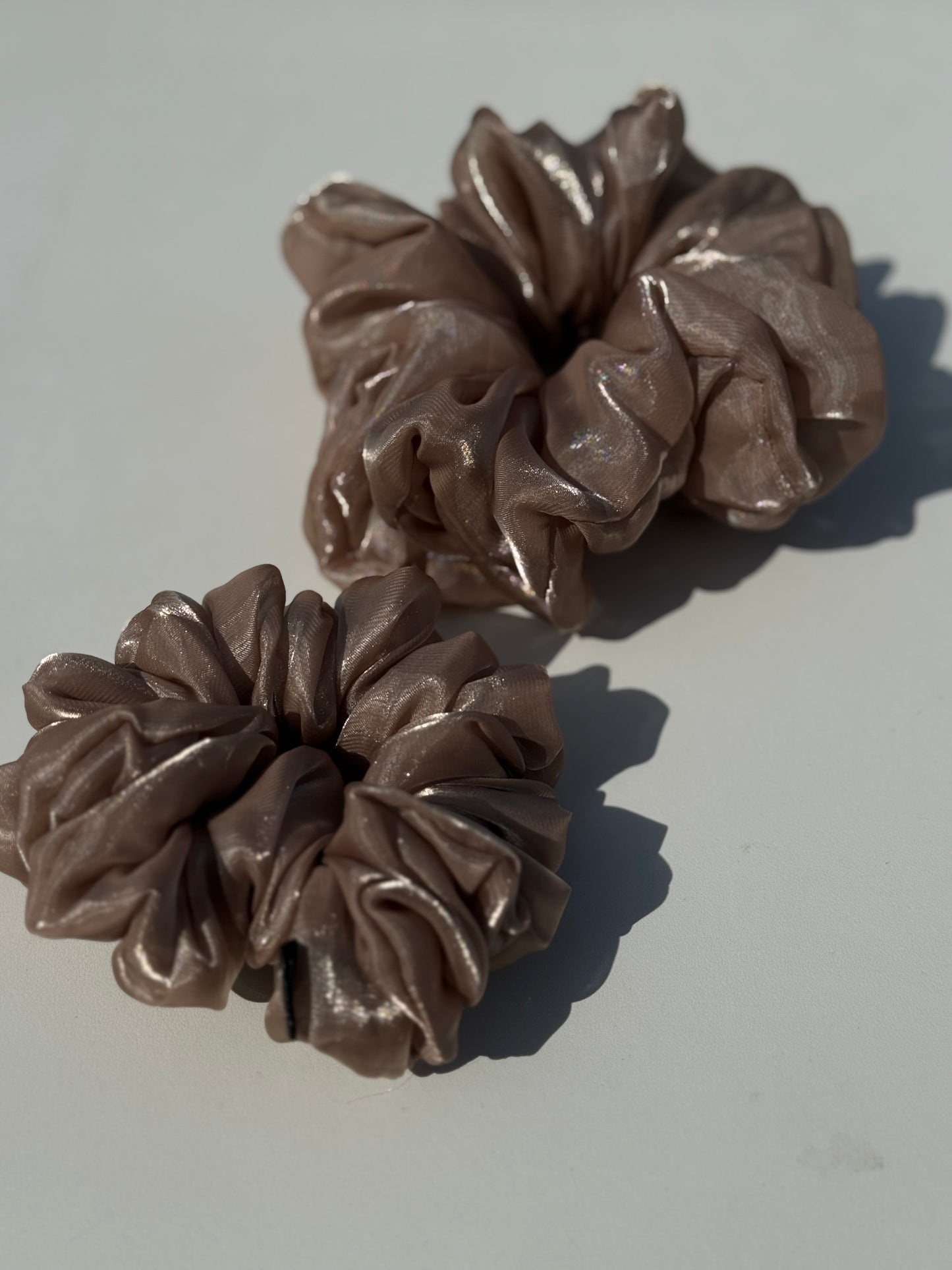 Latte perlamutrinė organzos gumelė