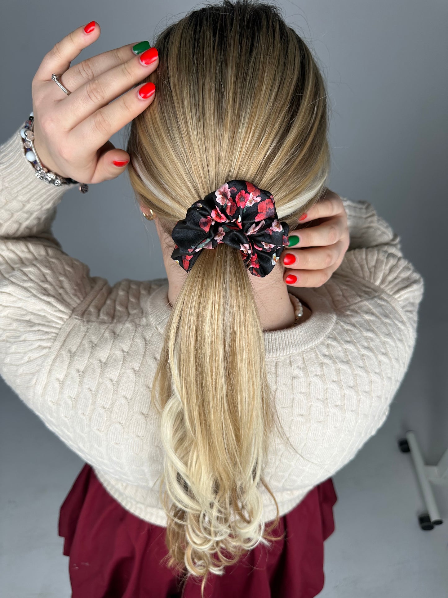 Juoda su gėlių raštais eko odos