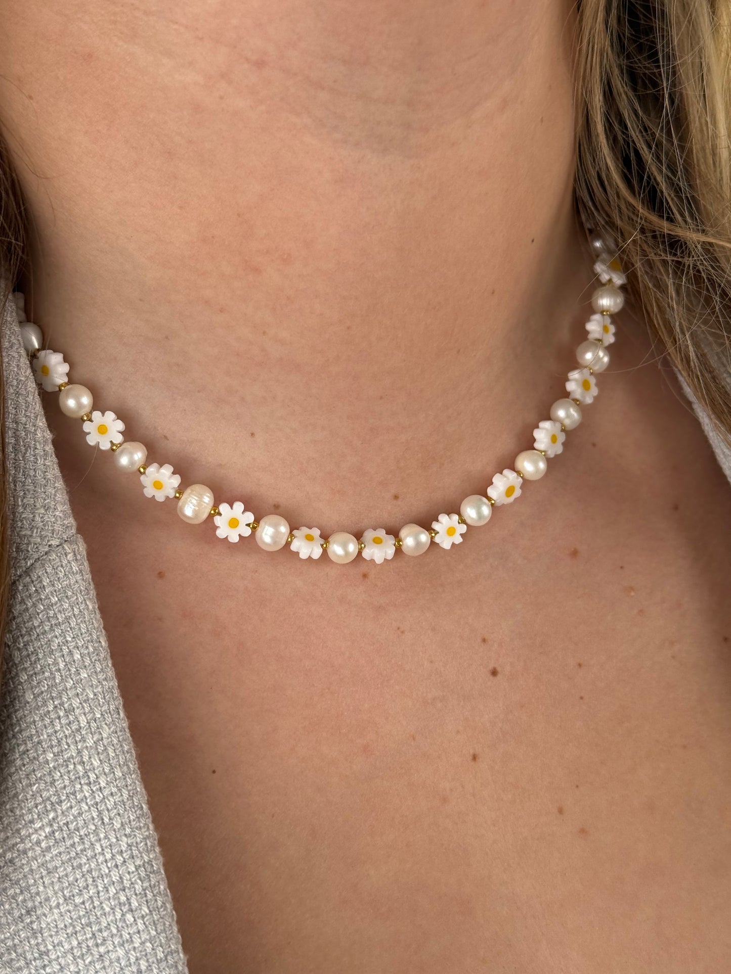 Natūralių gėlavandenių perlų vėrinys su ramunėlėmis 🌼