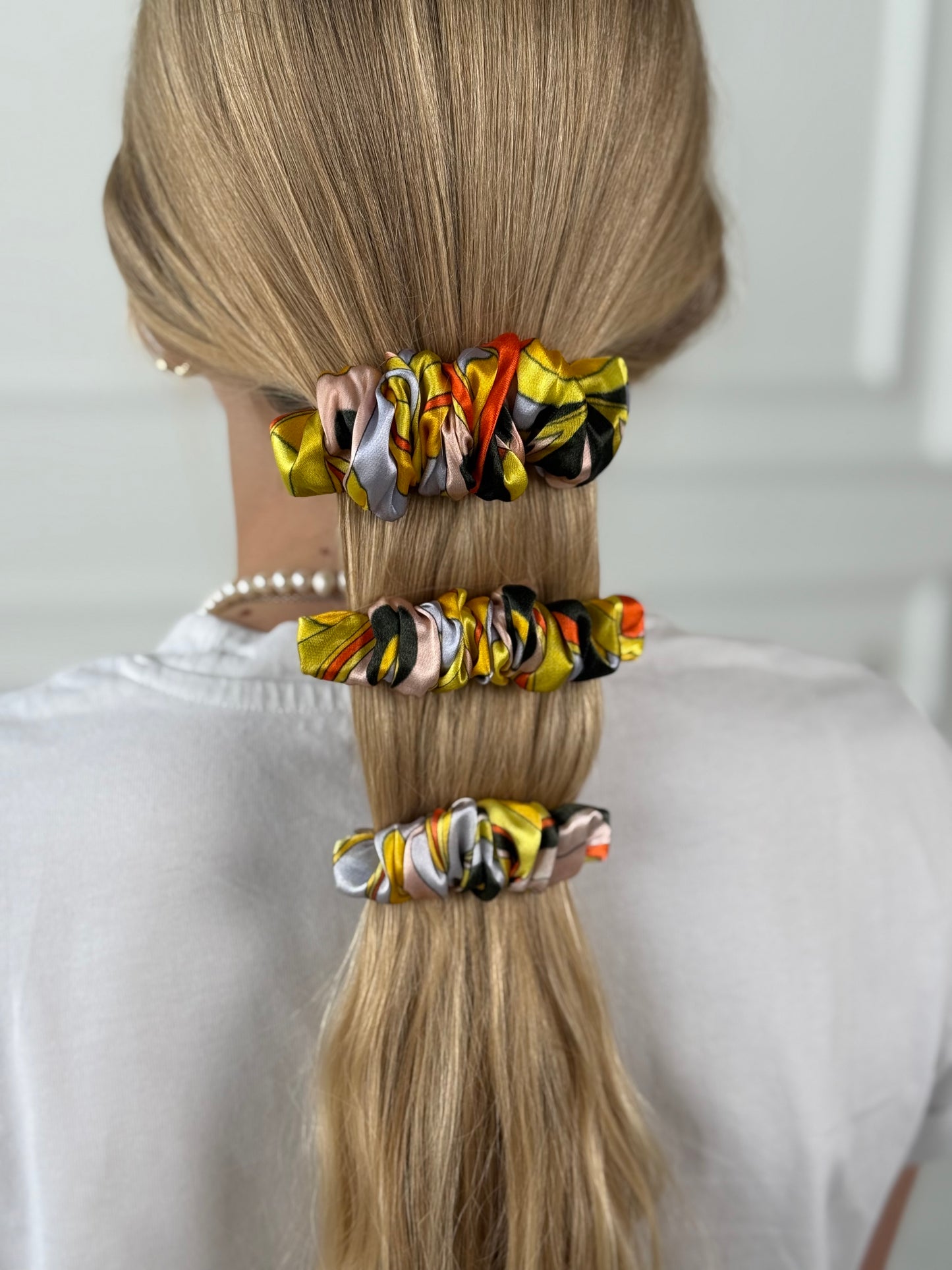 Natūralaus šilko segtukas raukinukas ‘DYNASTY’