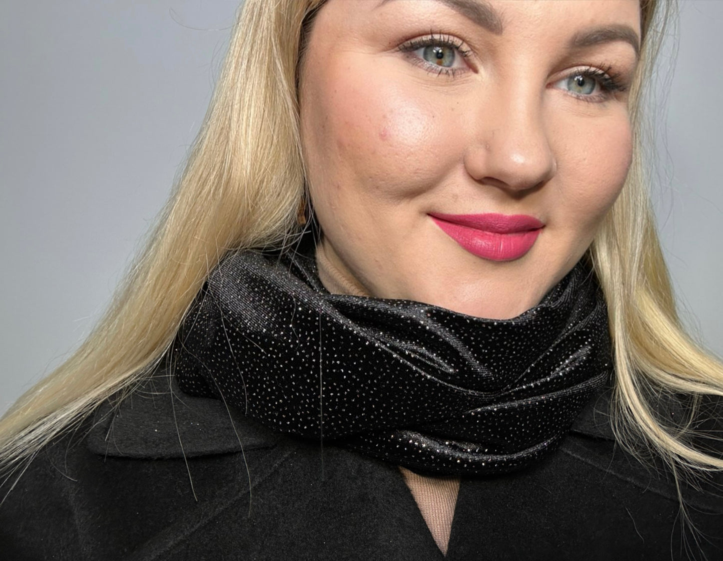 Juodas žėrintis veliūro šalikas