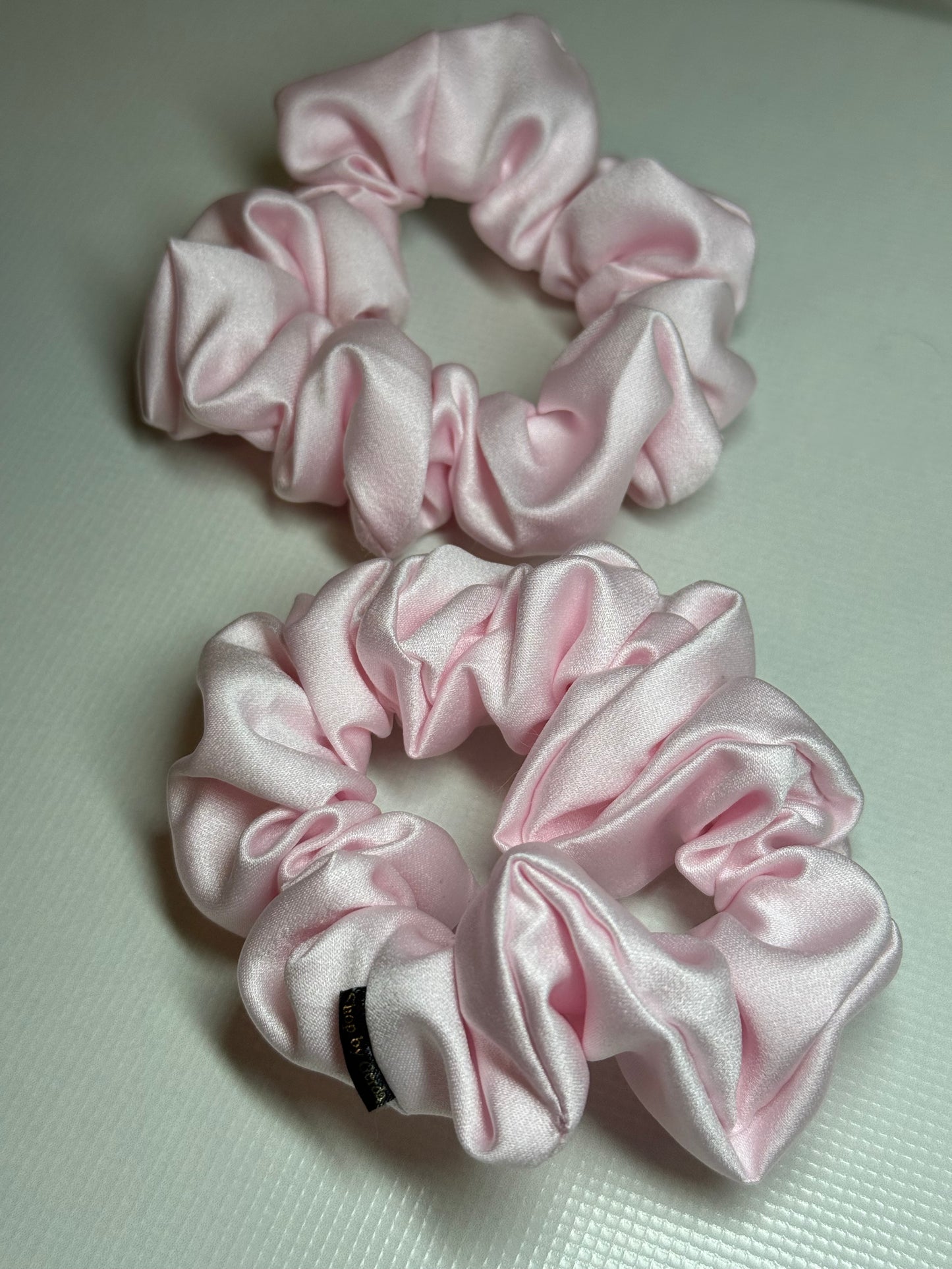 Šviesiai rožinė su blizgesiu nesiglamžanti gumelė M dydis