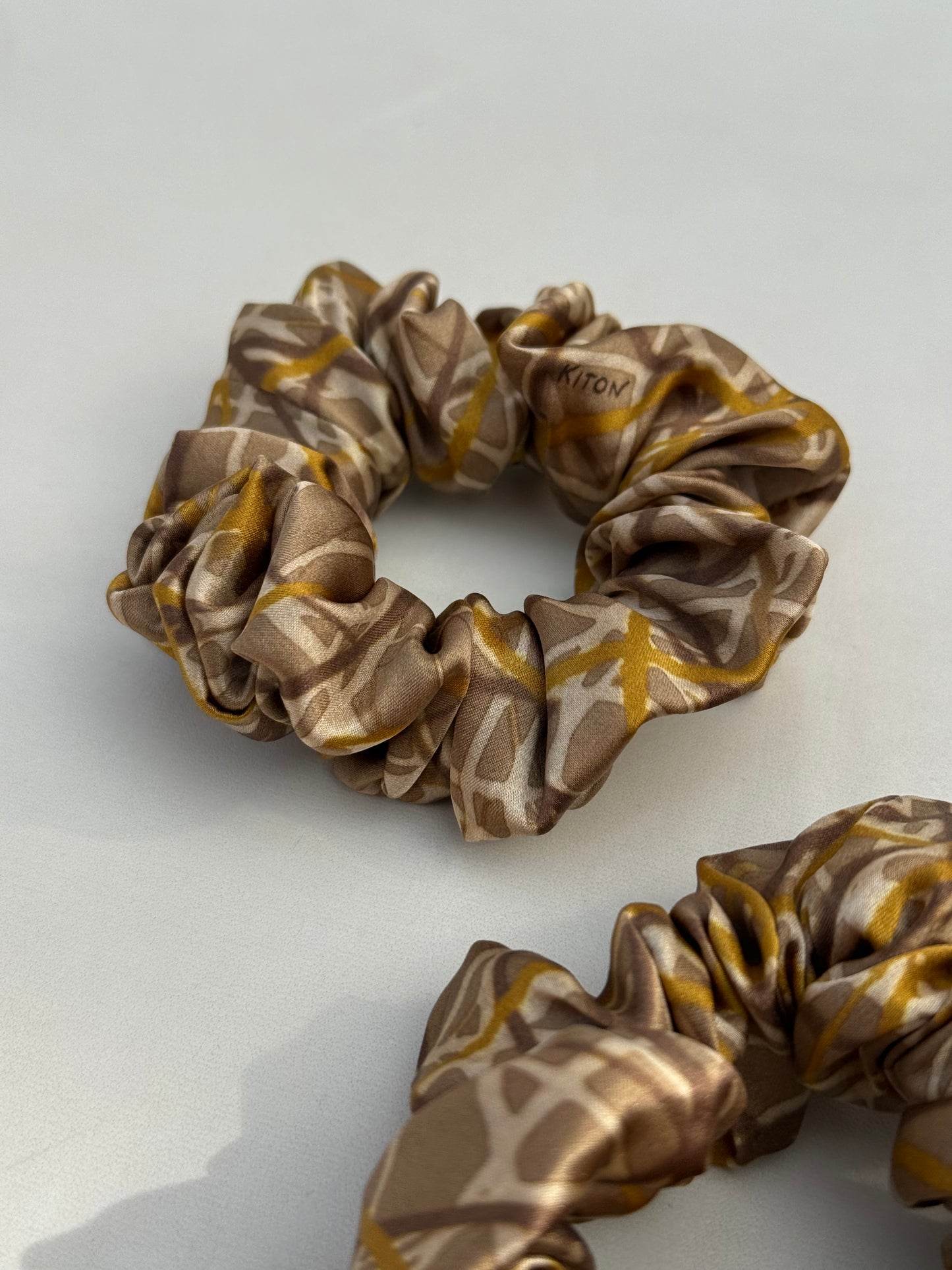 Kolekcinio 100% natūralaus šilko KITON cappuccino gumelė