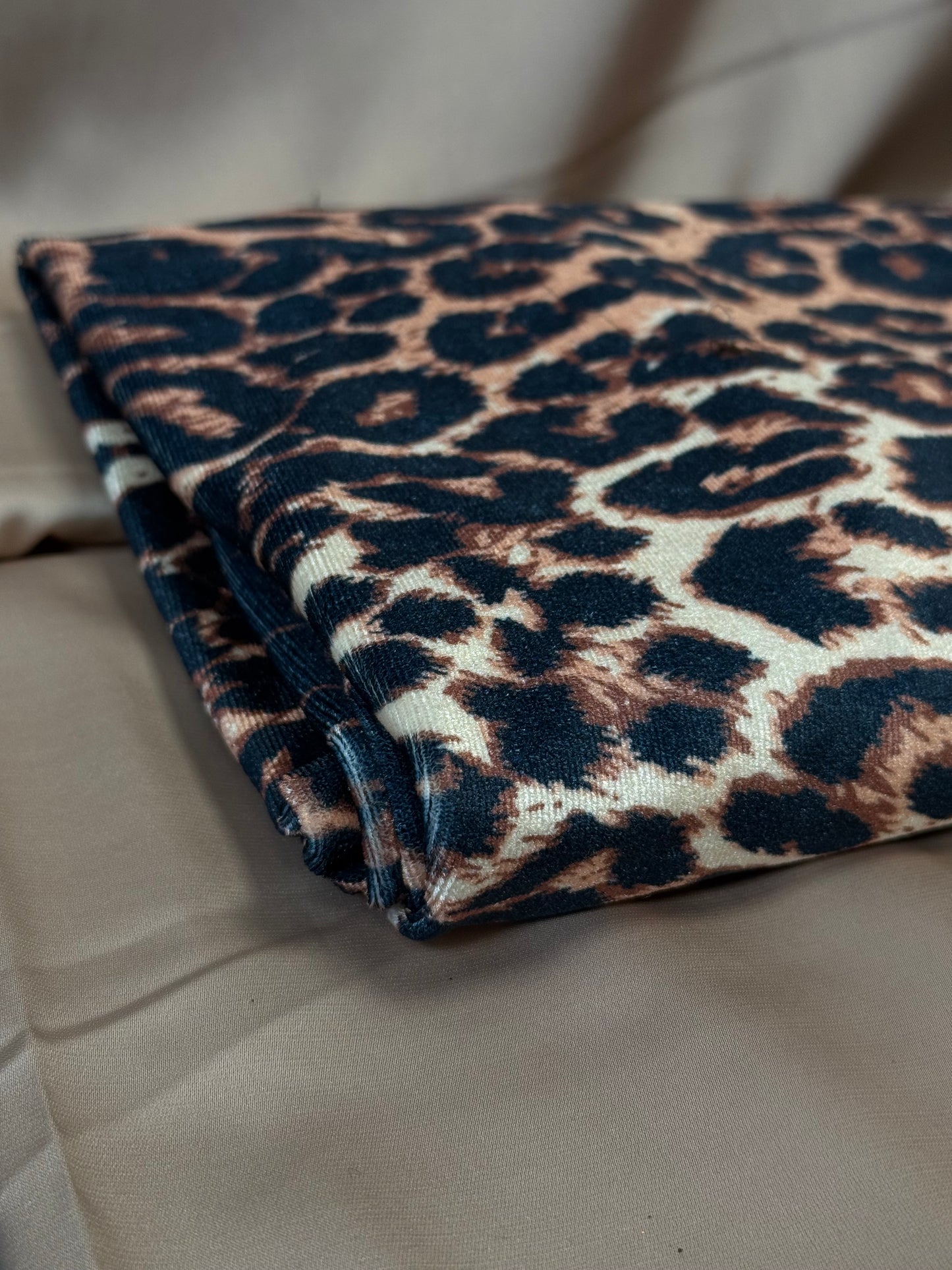 Plonesnio veliūro leopardo šalikas