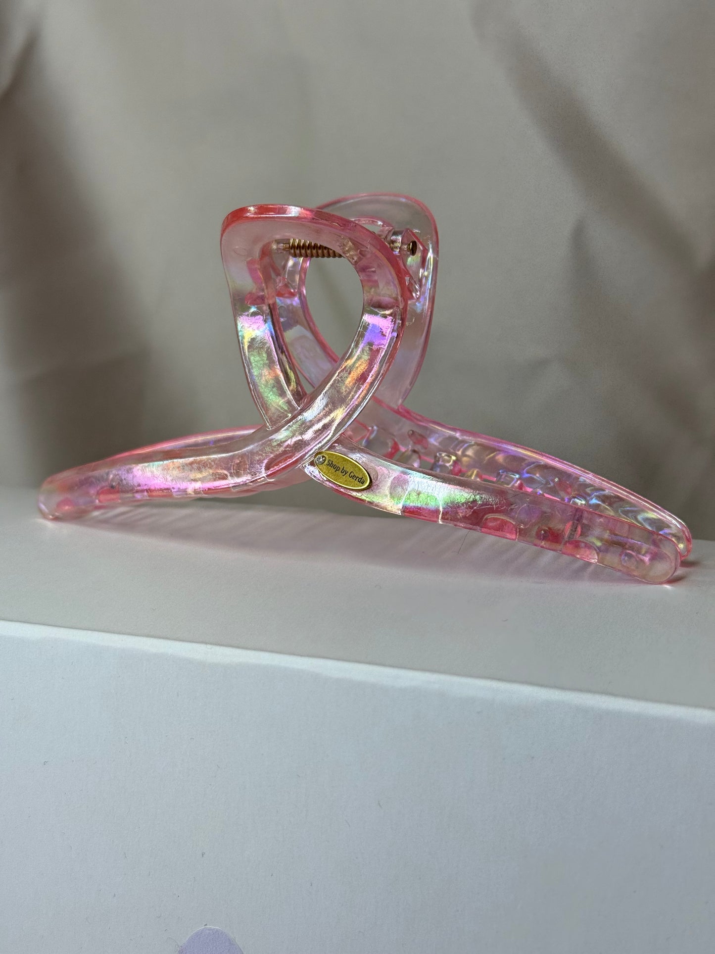 Skaidri rožinė perlamutrinė kilpa 13cm