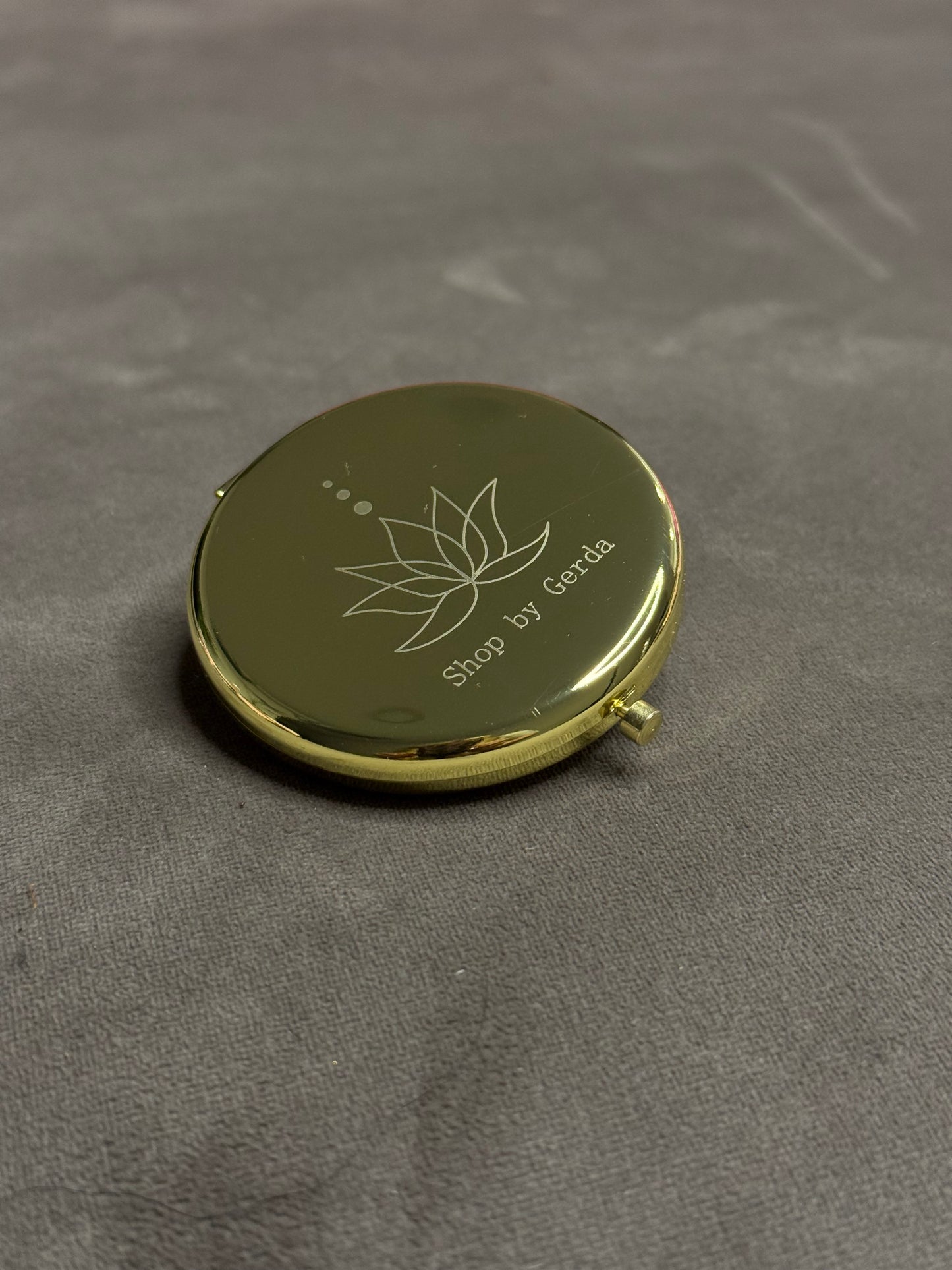 Auksinis metalinis veidrodėlis