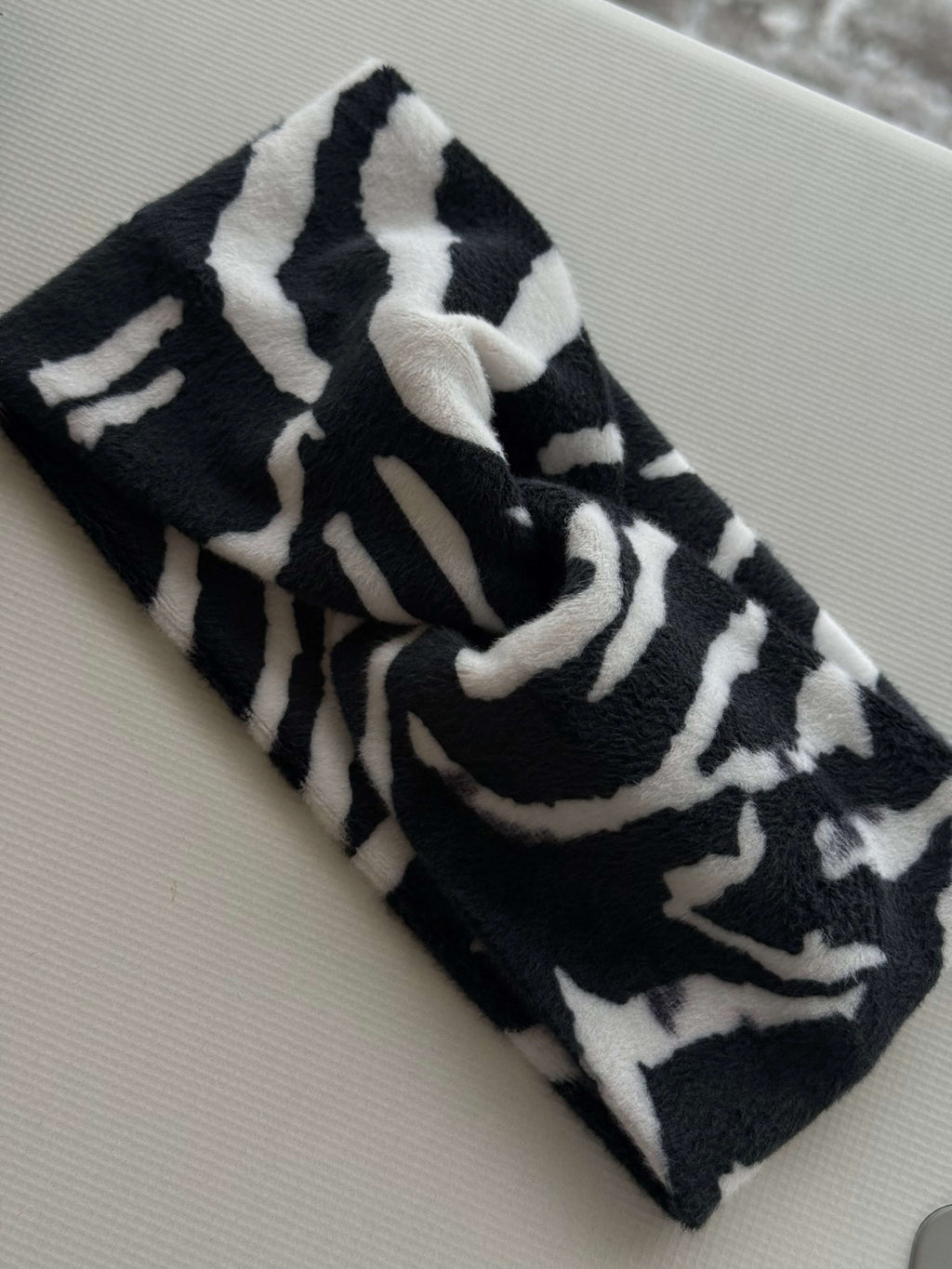 Netobulo rašto. Juoda & balta veliūro galvajuostė.
