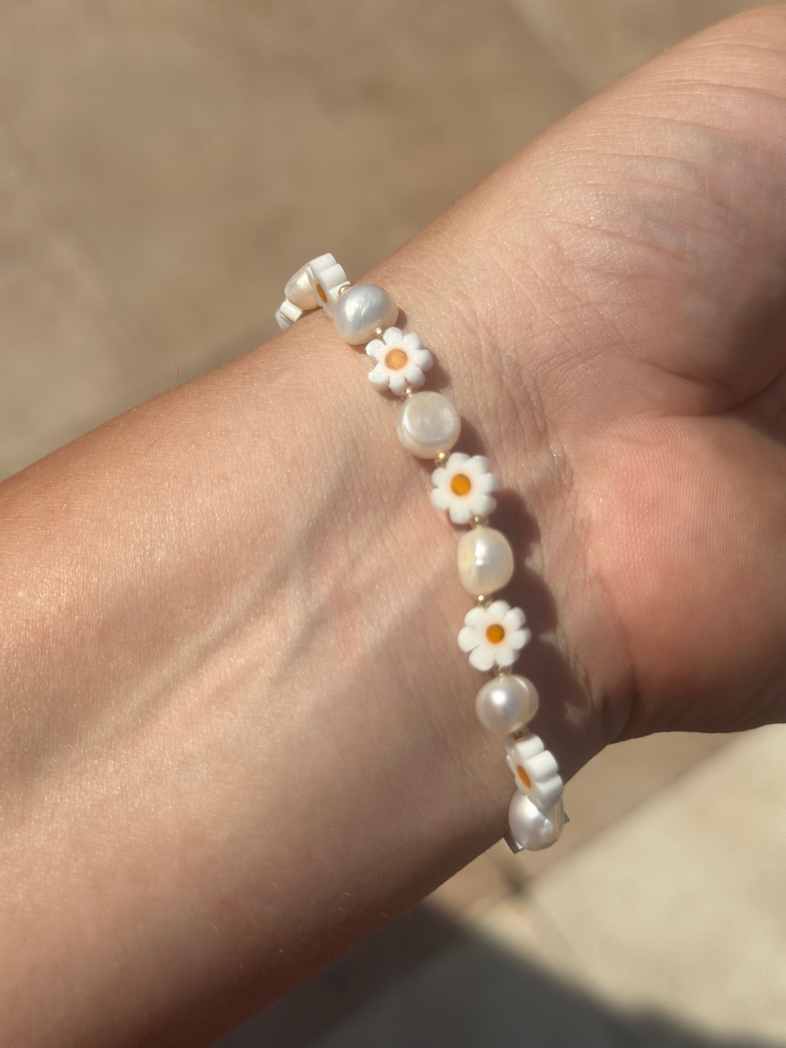 Natūralių gėlavandenių perlų ir ramunėlių apyrankė🌼