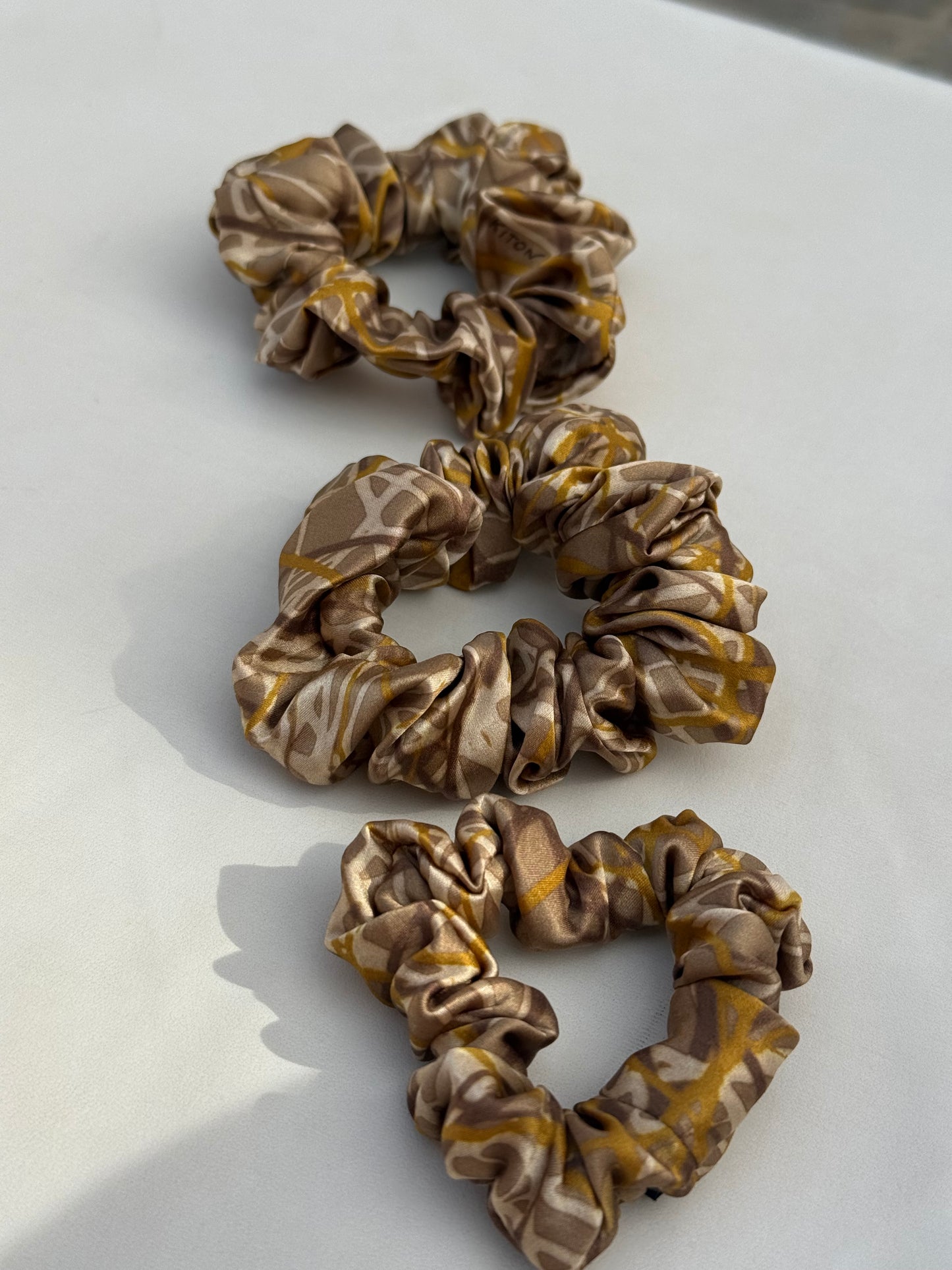 Kolekcinio 100% natūralaus šilko KITON cappuccino gumelė