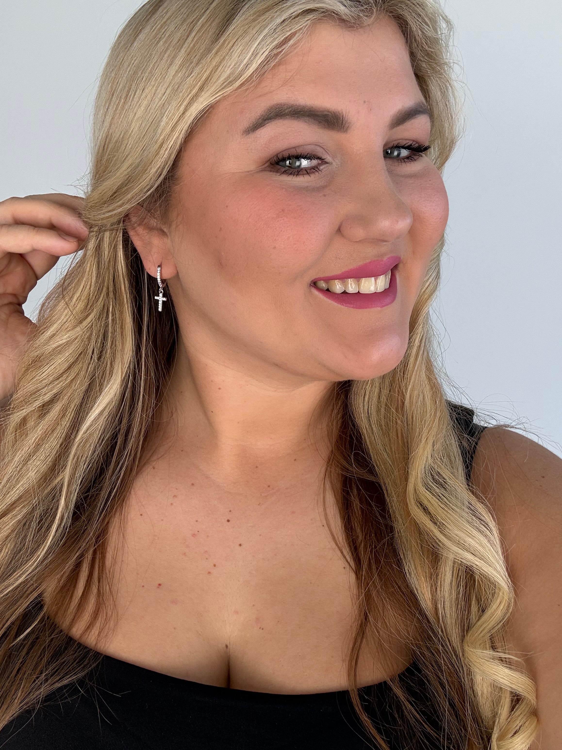 Auskarai su kryželiu ir cirkonio akutėmis sidabro spalva