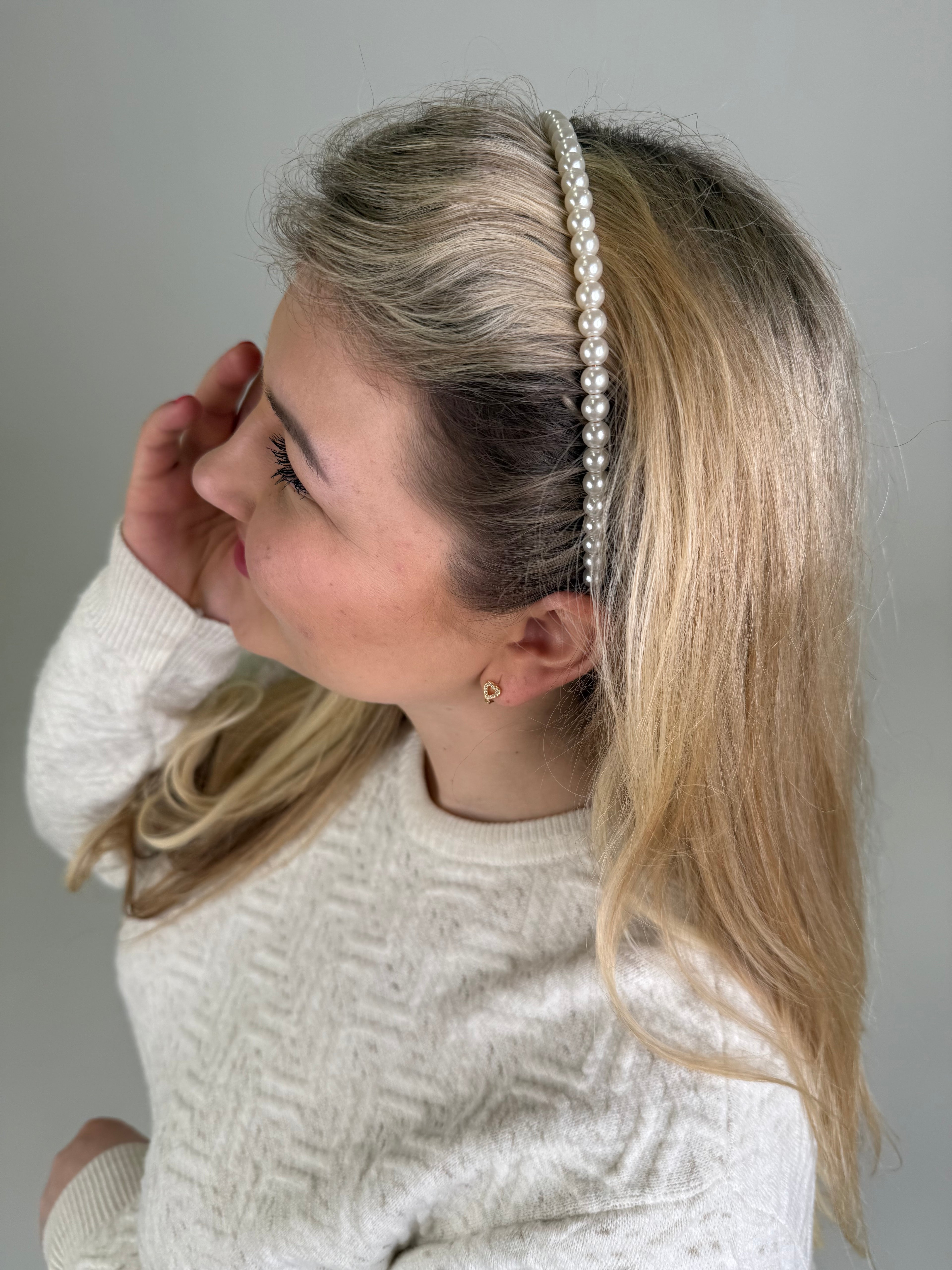 Baltų perliukų minimalistinis lankelis