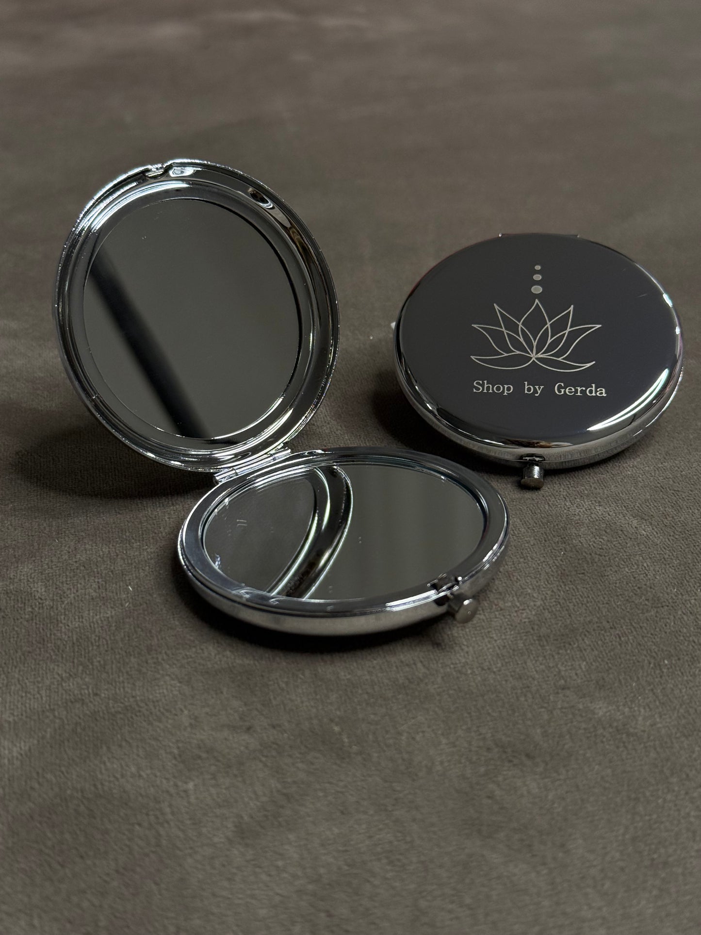 Sidabrinis metalinis veidrodėlis