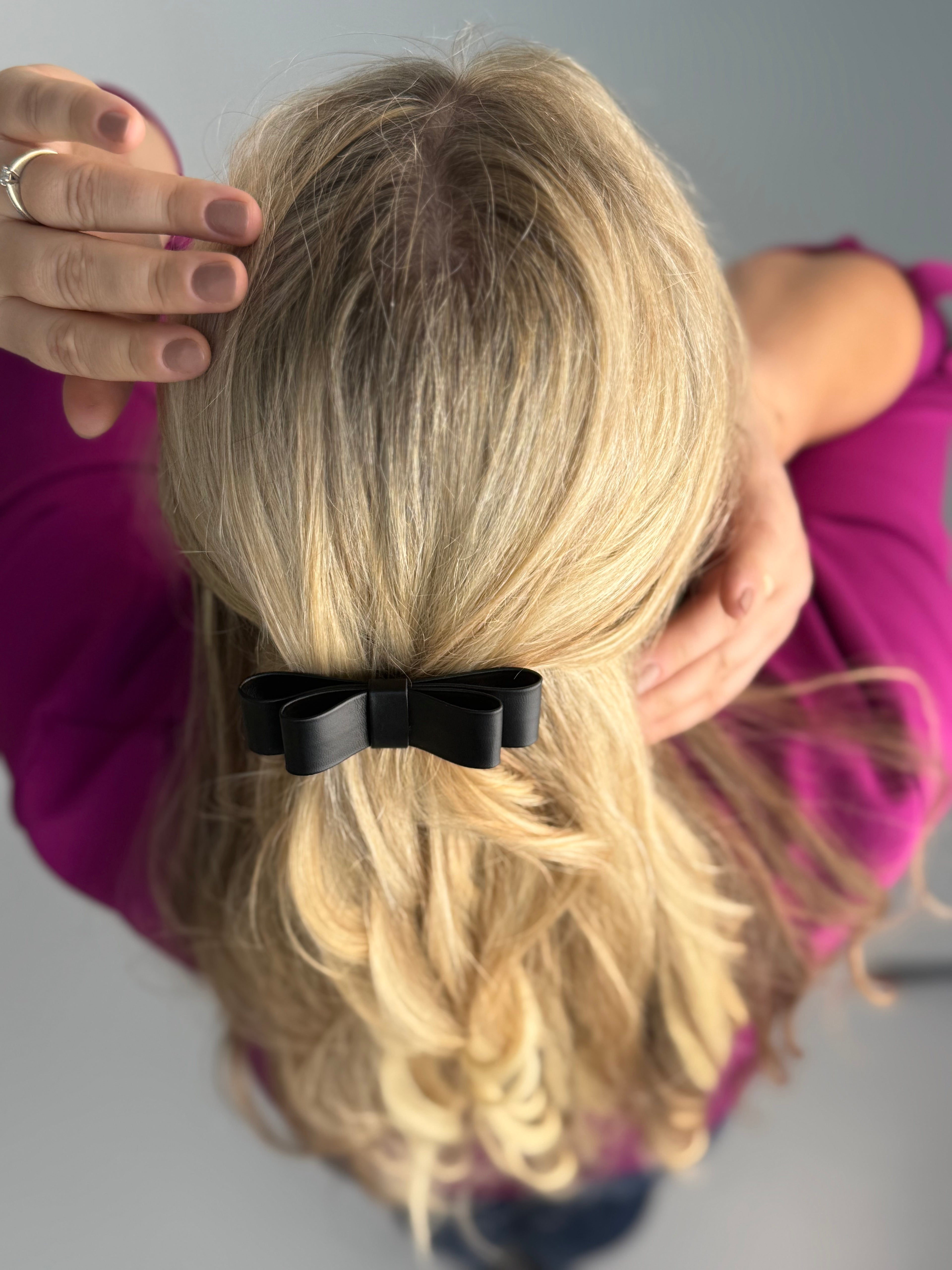 Juodas eko odos minimalistinis kaspinas