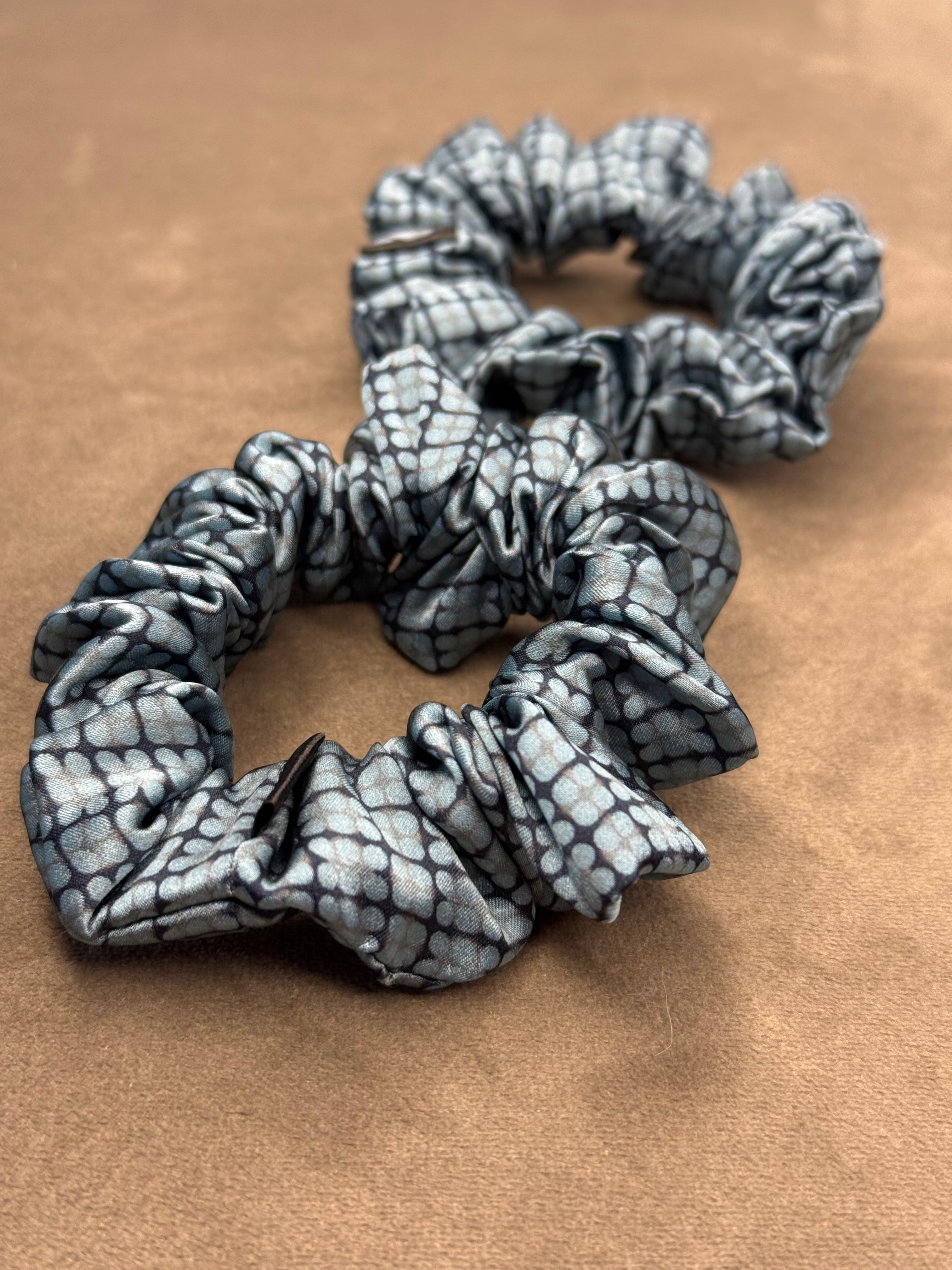 Fendi kolekcinio 100% natūralaus šilko gumelė | BLUE FLOWER