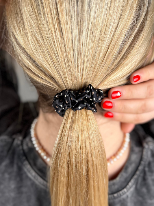 Juoda Pierre Cardin kolekcinio natūralaus mulberry šilko gumelė su taškeliais