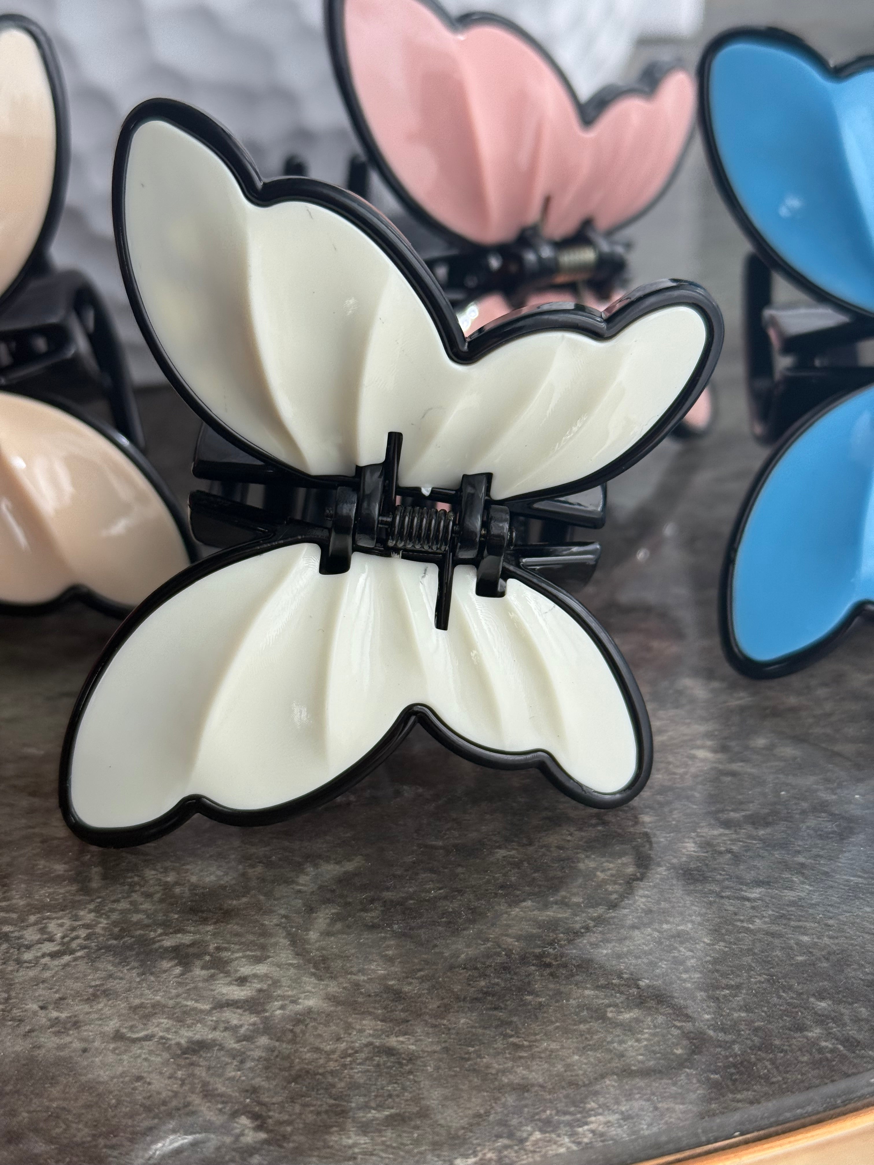 Baltas drugelis kapkap