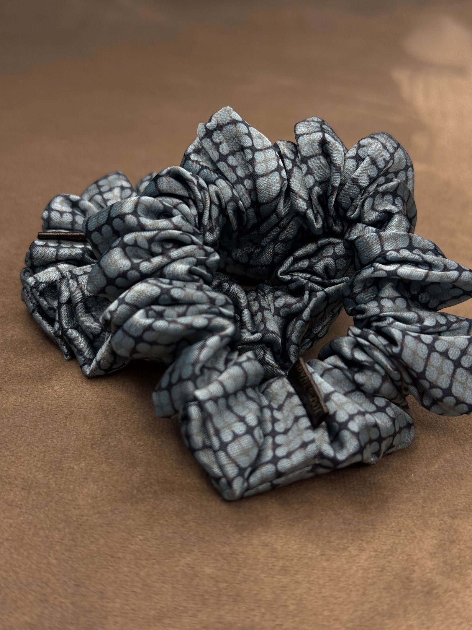 Fendi kolekcinio 100% natūralaus šilko gumelė | BLUE FLOWER