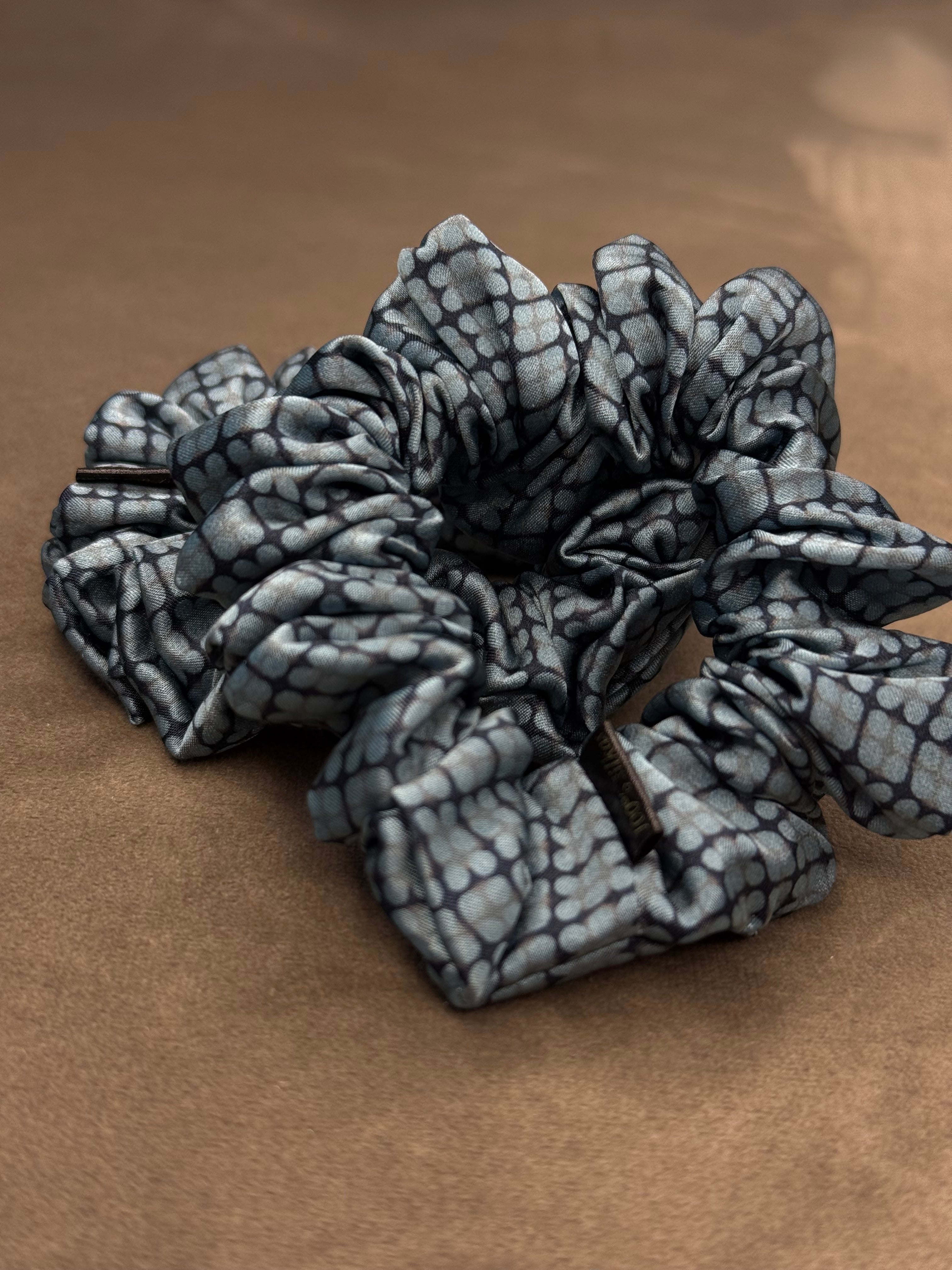 Fendi kolekcinio 100% natūralaus šilko gumelė | BLUE FLOWER