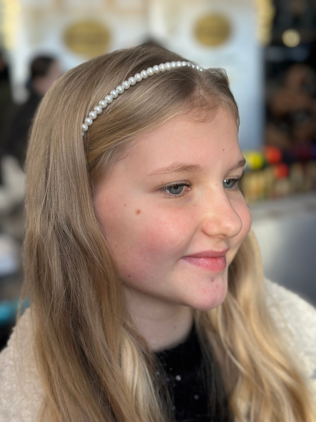 Baltų perliukų minimalistinis lankelis