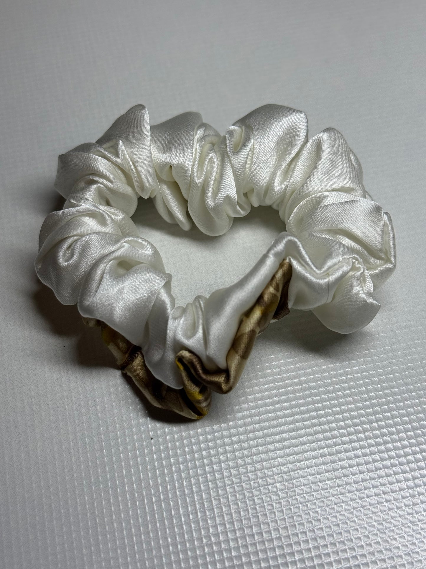 Kolekcinio KITON 100% šilko balta su raštuotu krašteliu gumelė S dydis