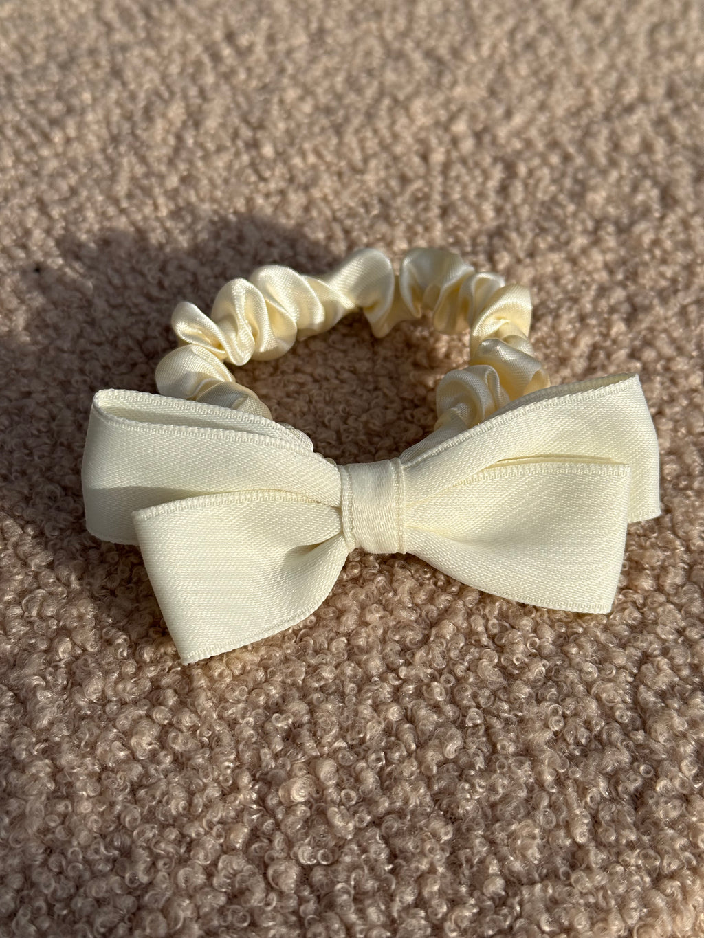 Kreminė satino gumelė su kaspinu 🌟