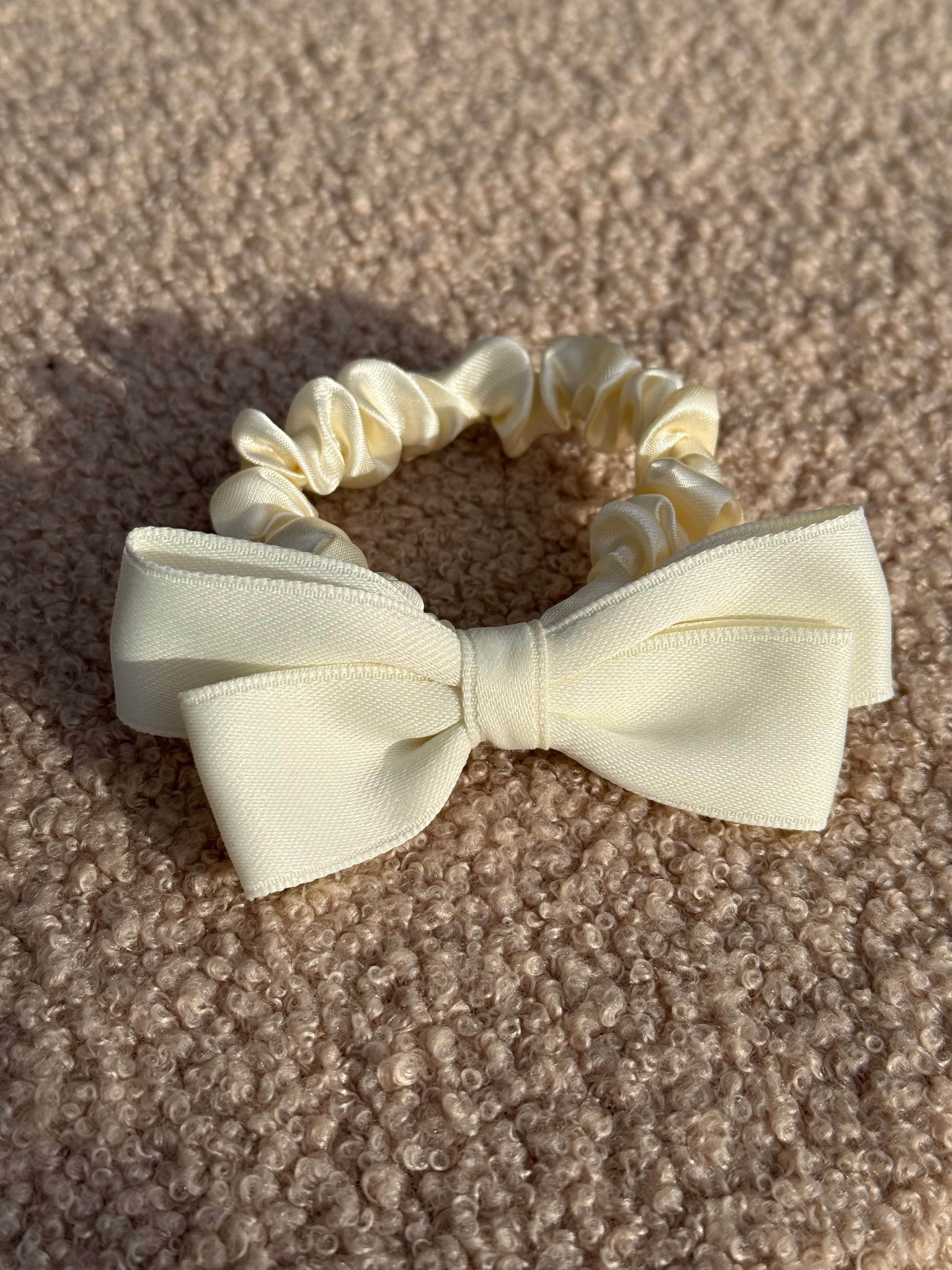 Kreminė satino gumelė su kaspinu 🌟