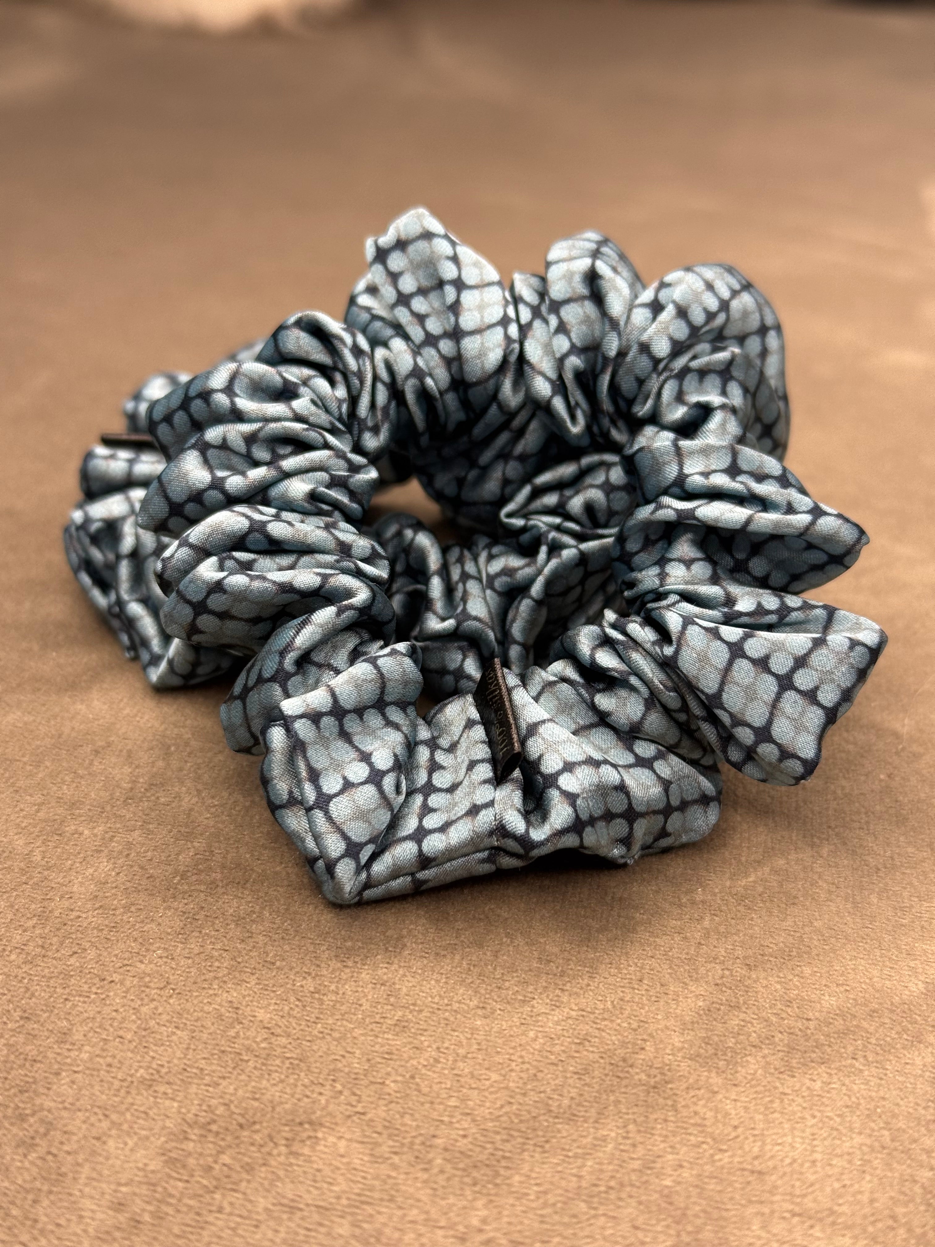 Fendi kolekcinio 100% natūralaus šilko gumelė | BLUE FLOWER