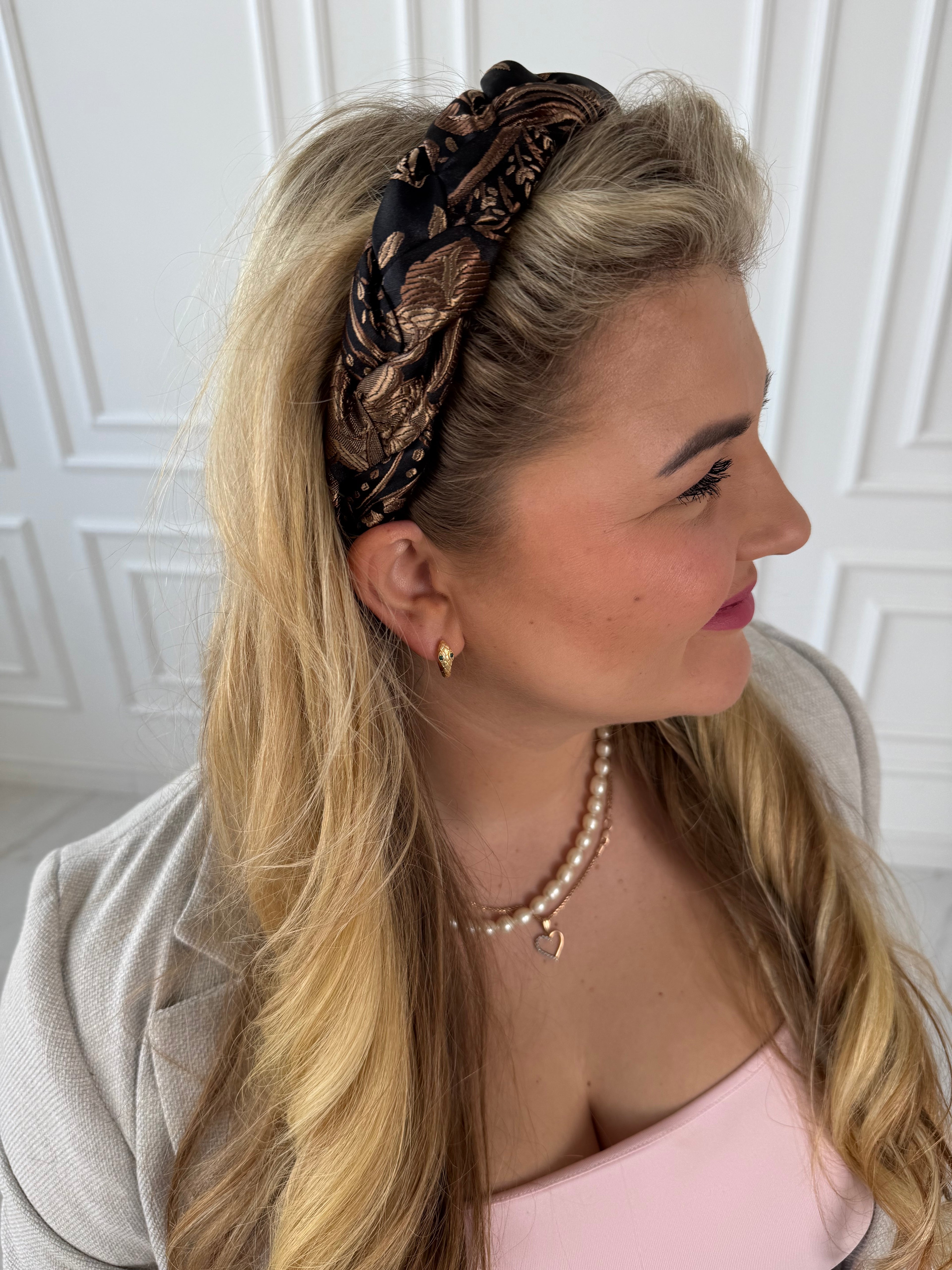 Karališko šilko juodas su auksiniais raštais lankelis 👑