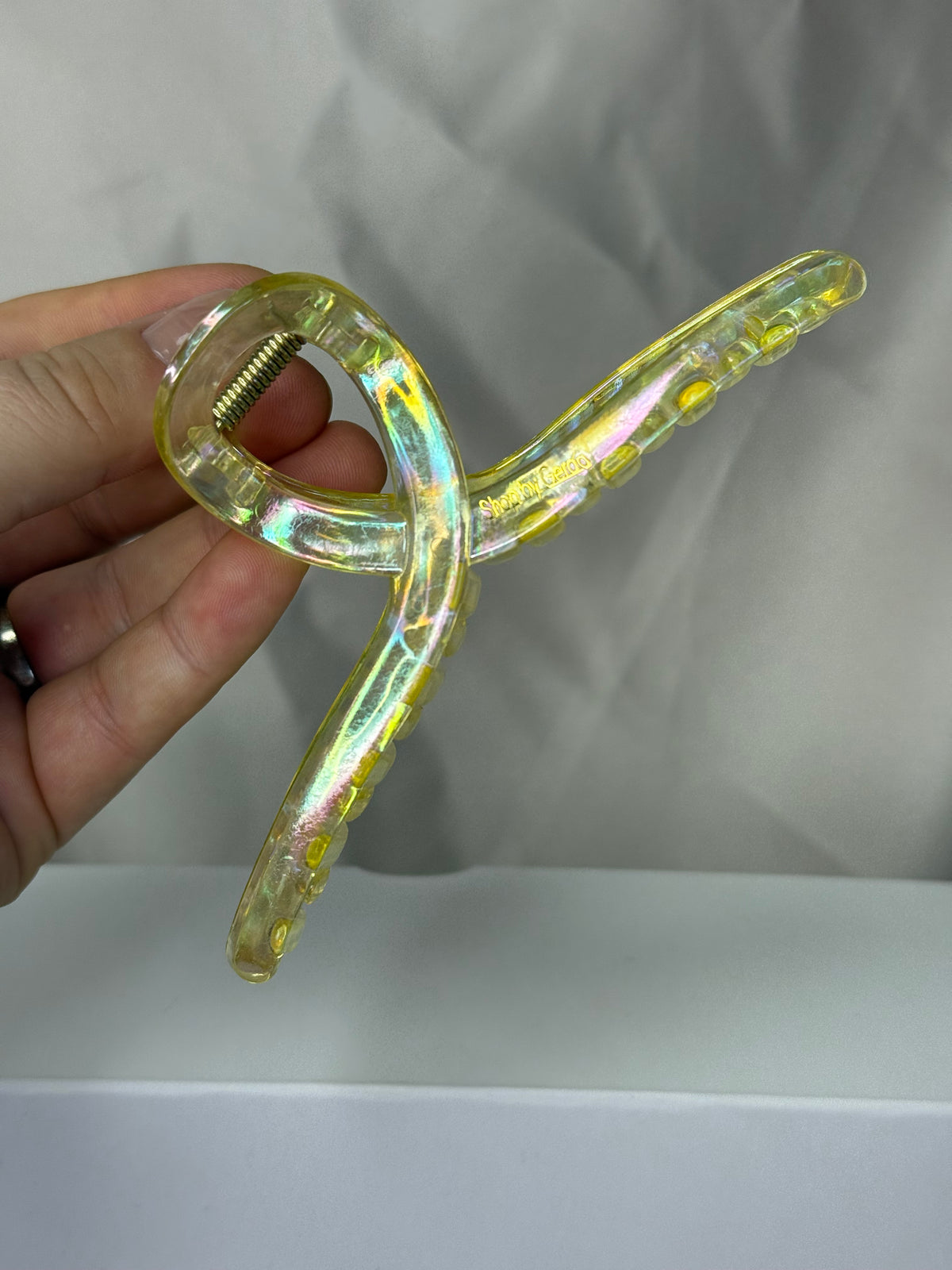 Geltona perlamutrinė kilpa 13cm