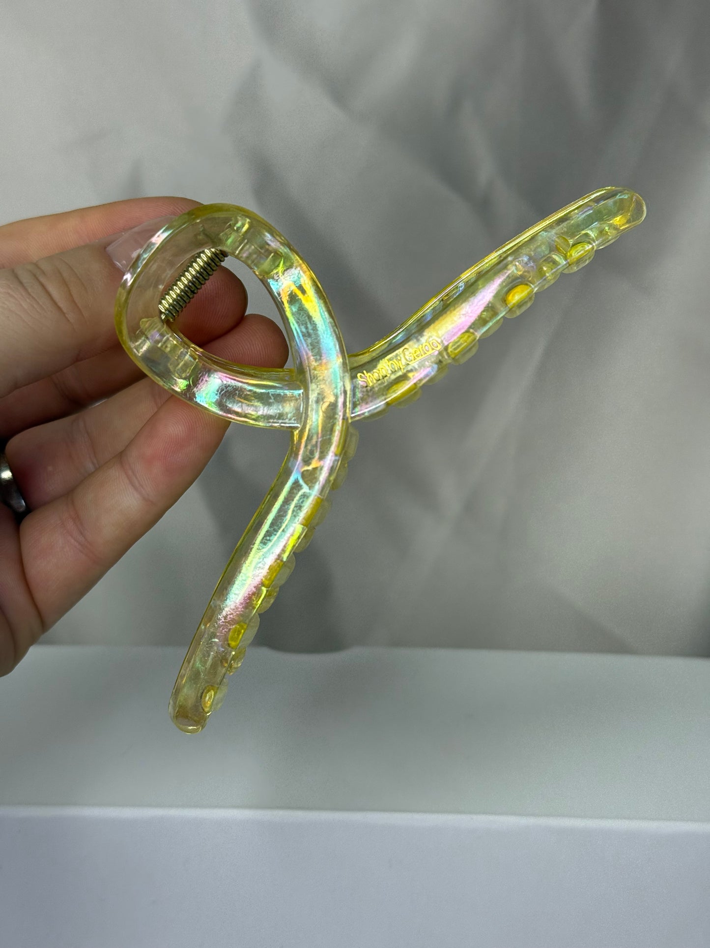 Geltona perlamutrinė kilpa 13cm