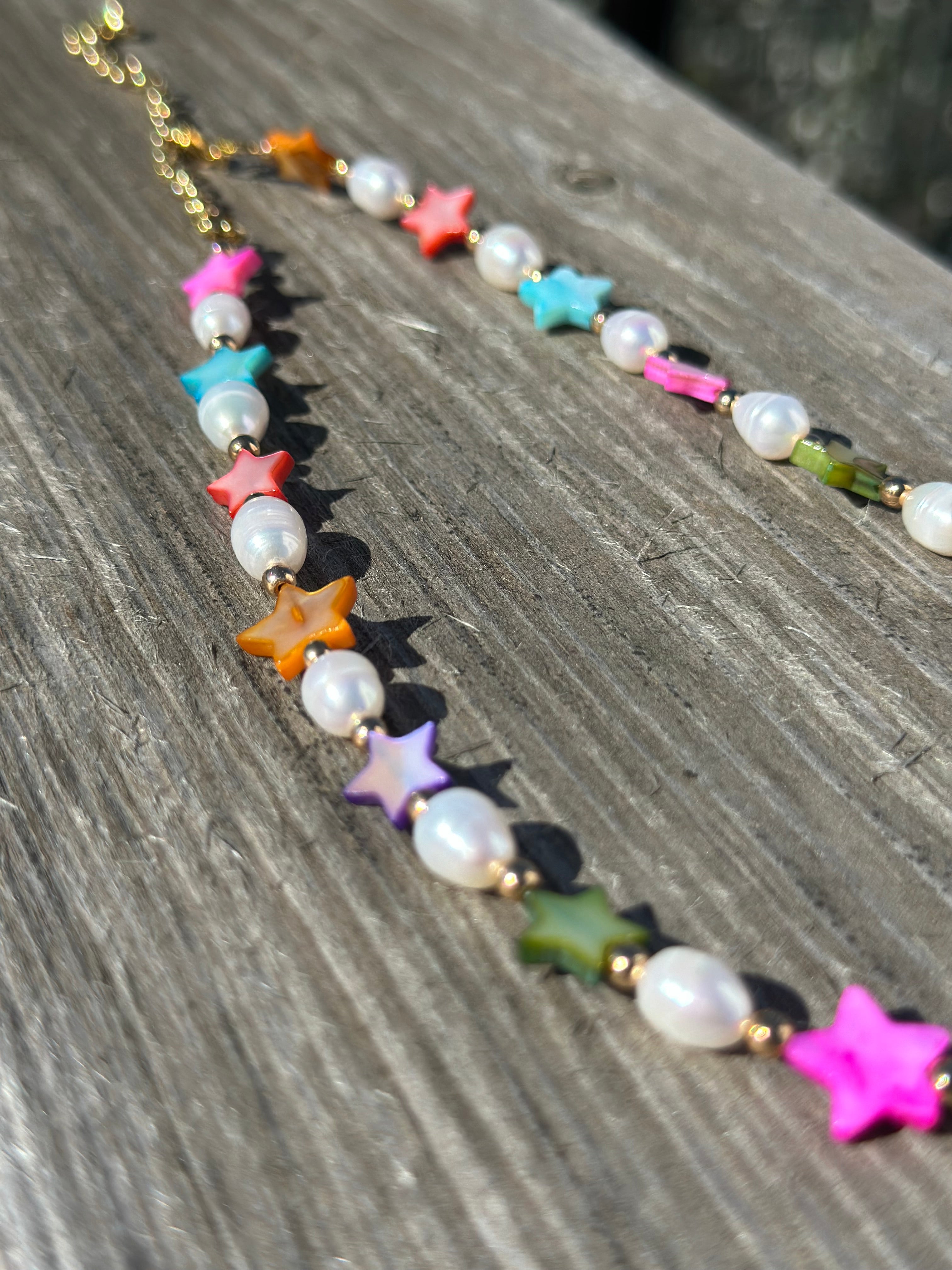 Natūralių įvairiaspalvių perlų ir spalvotų kriauklyčių žvaigždučių kaklo vėrinys