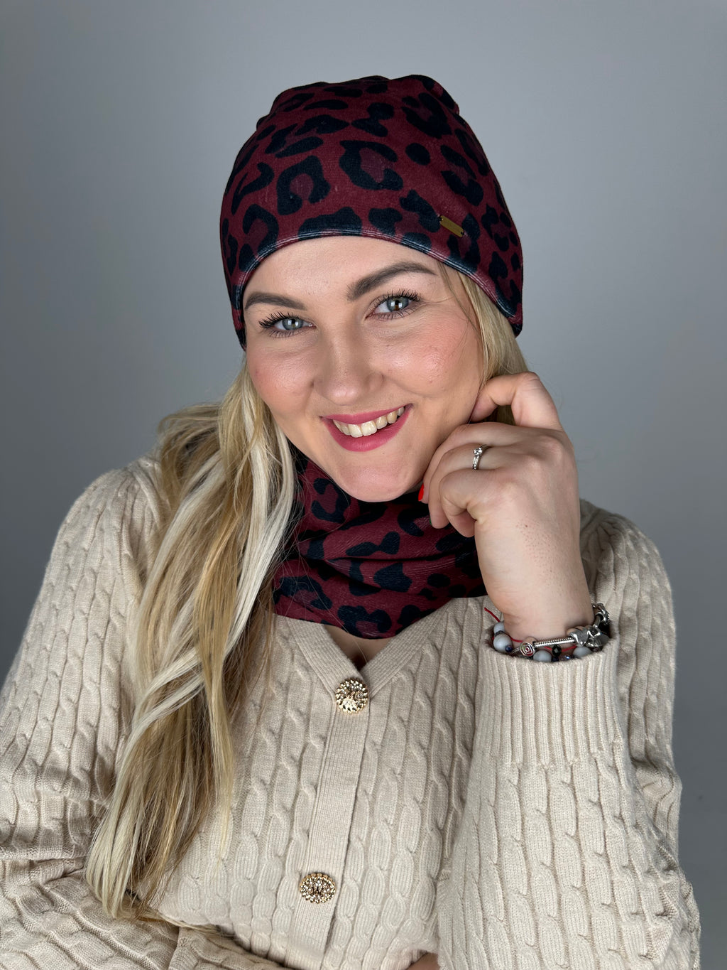 Bordo leopardo veliūro kepurė