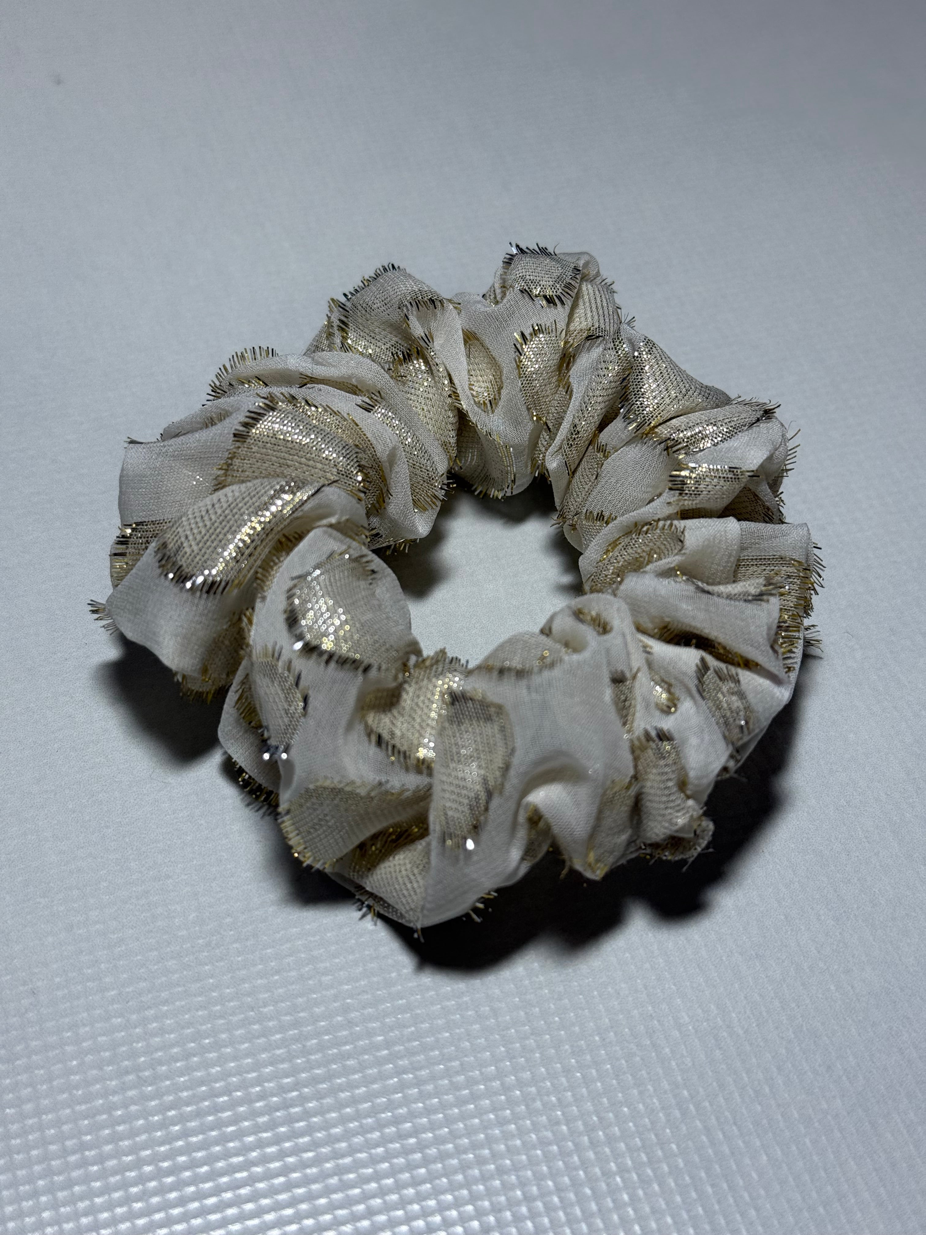 Natūralaus 100% šilko kreminė organzos gumelė SNAIGĖ