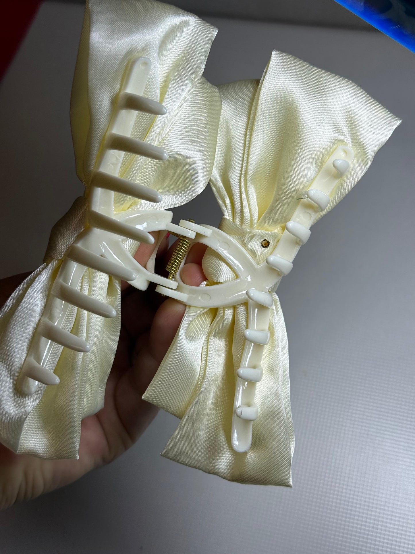 Kapkap su kaspinu kreminis