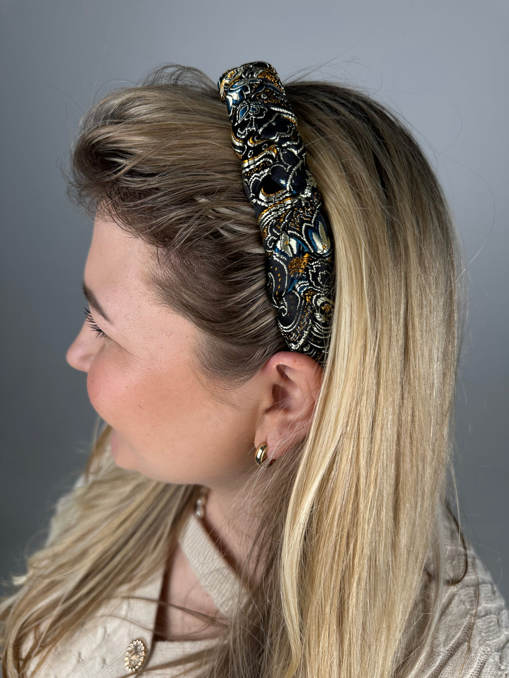 Karališko šilko juodas su auksiniais raštais 🖤