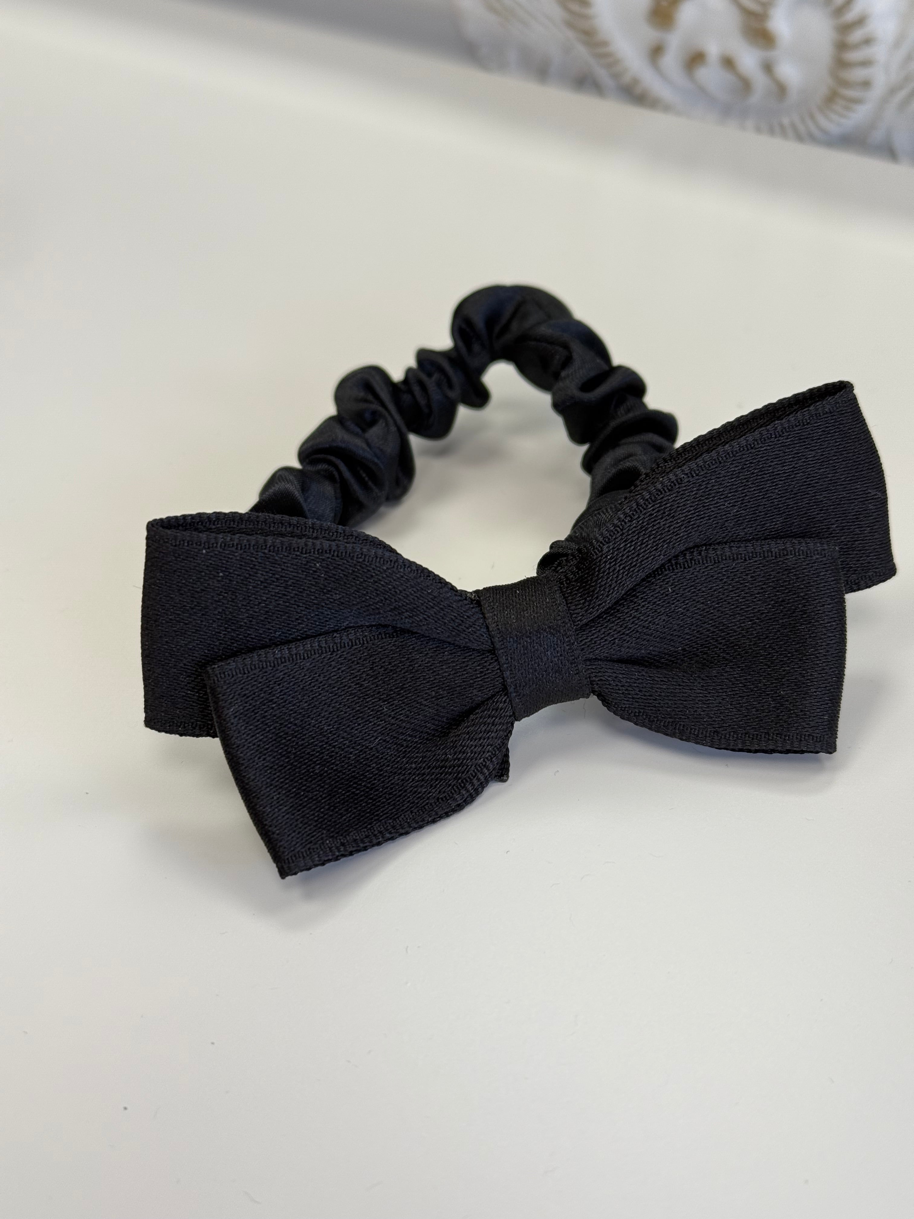 Juoda satino gumelė su kaspinu 🖤