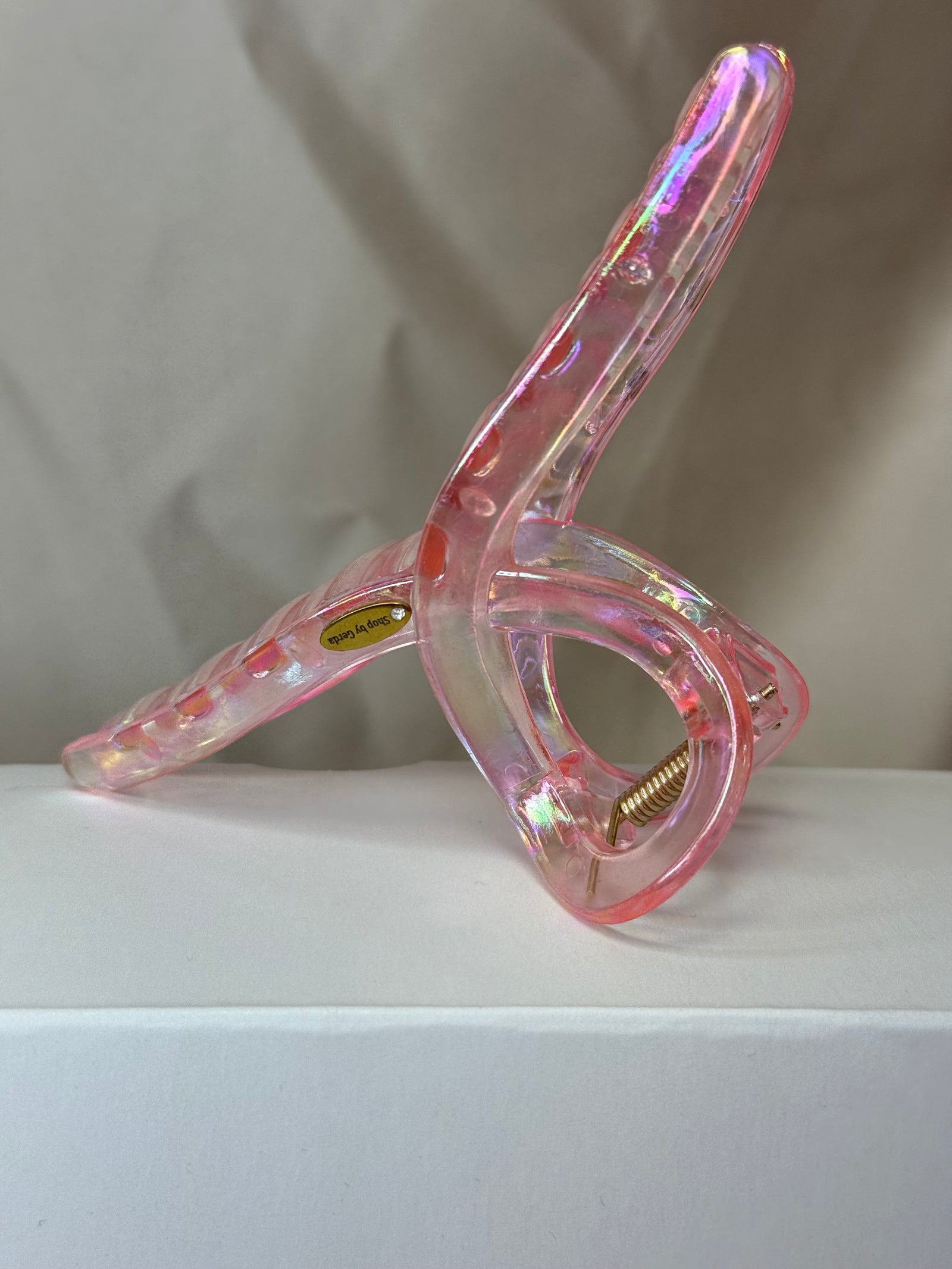 Skaidri rožinė perlamutrinė kilpa 13cm