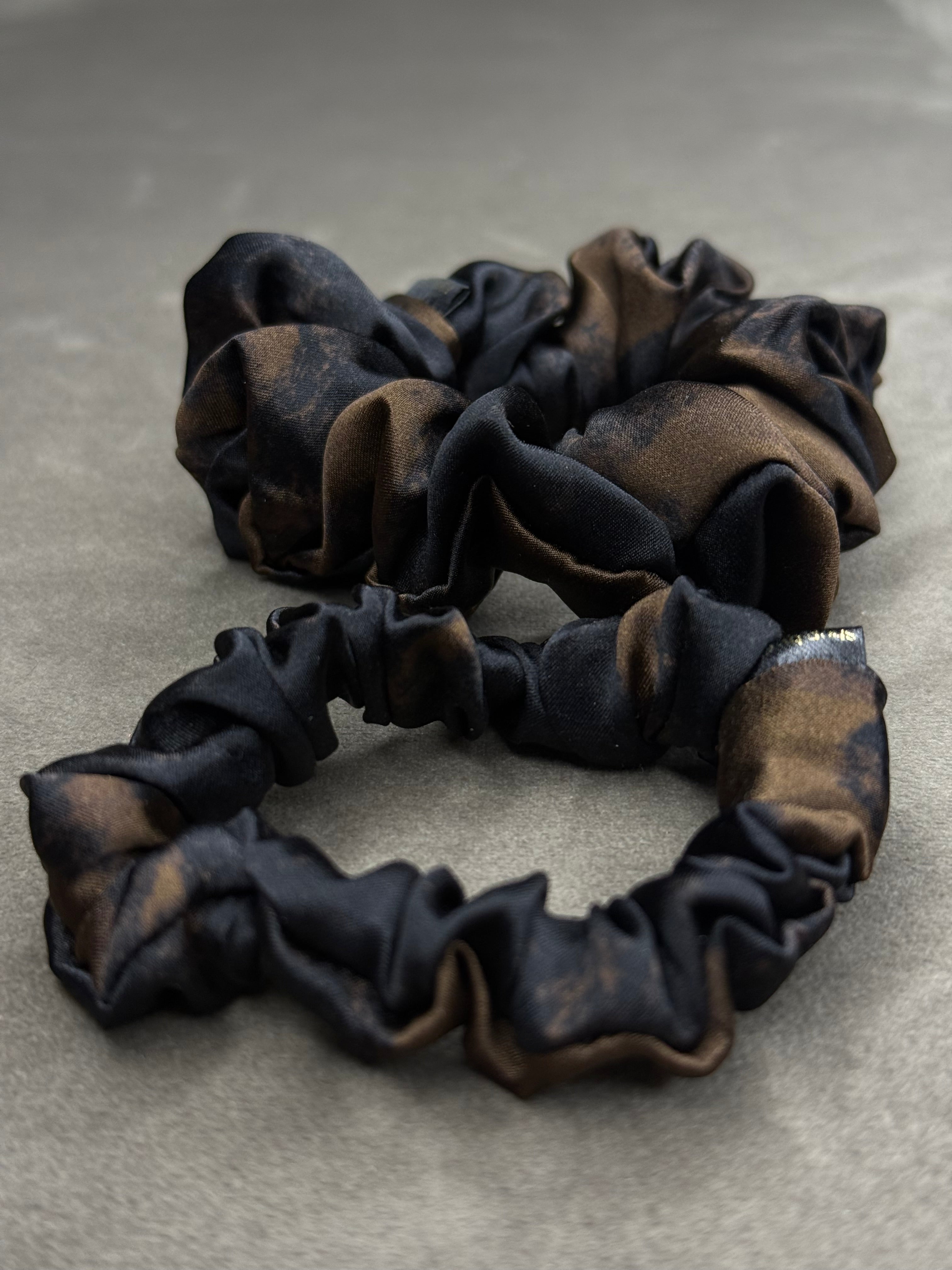 Fendi kolekcinio 100% natūralaus šilko gumelė | Juoda & Ruda