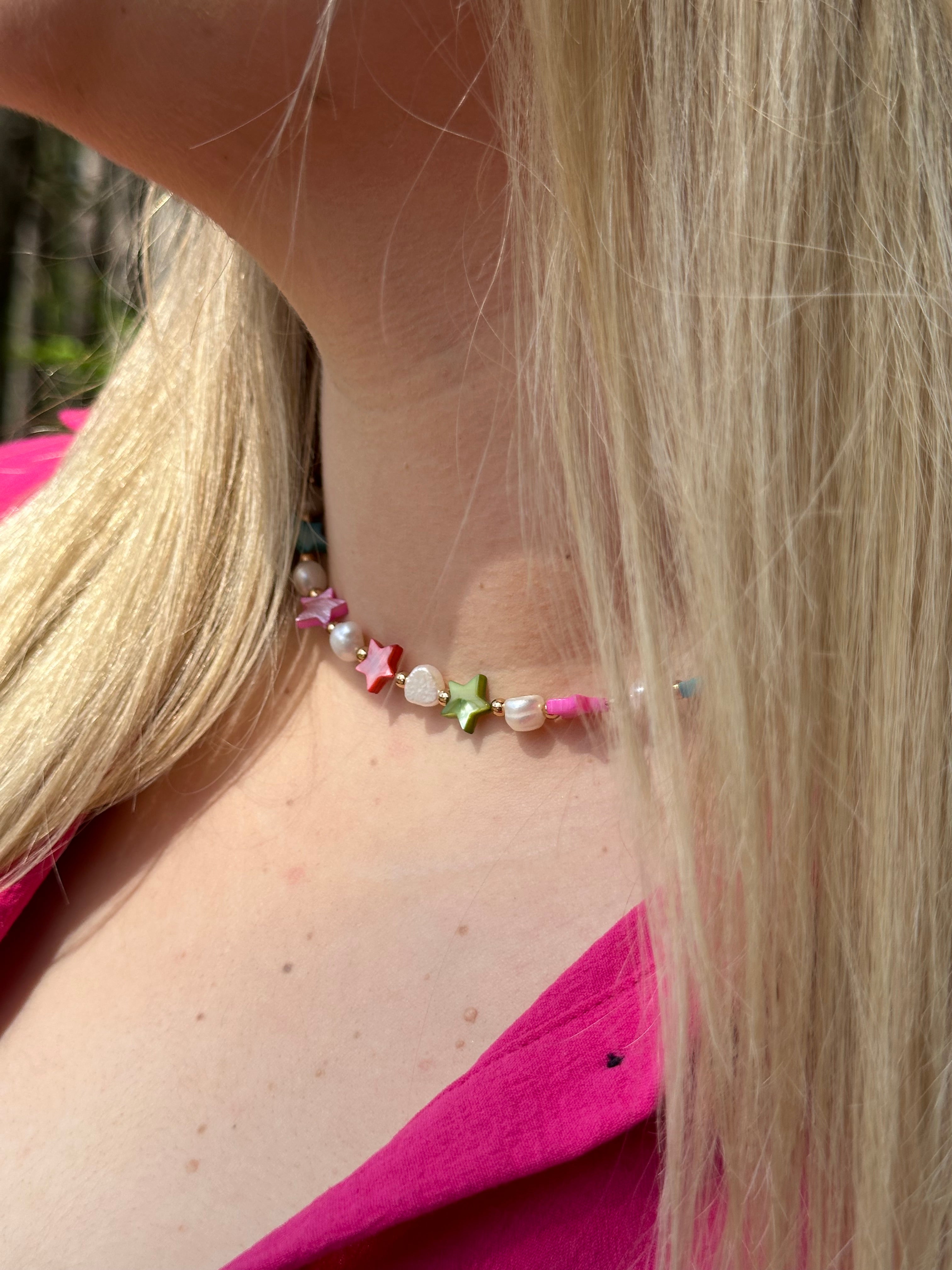 Natūralių įvairiaspalvių perlų ir spalvotų kriauklyčių žvaigždučių kaklo vėrinys