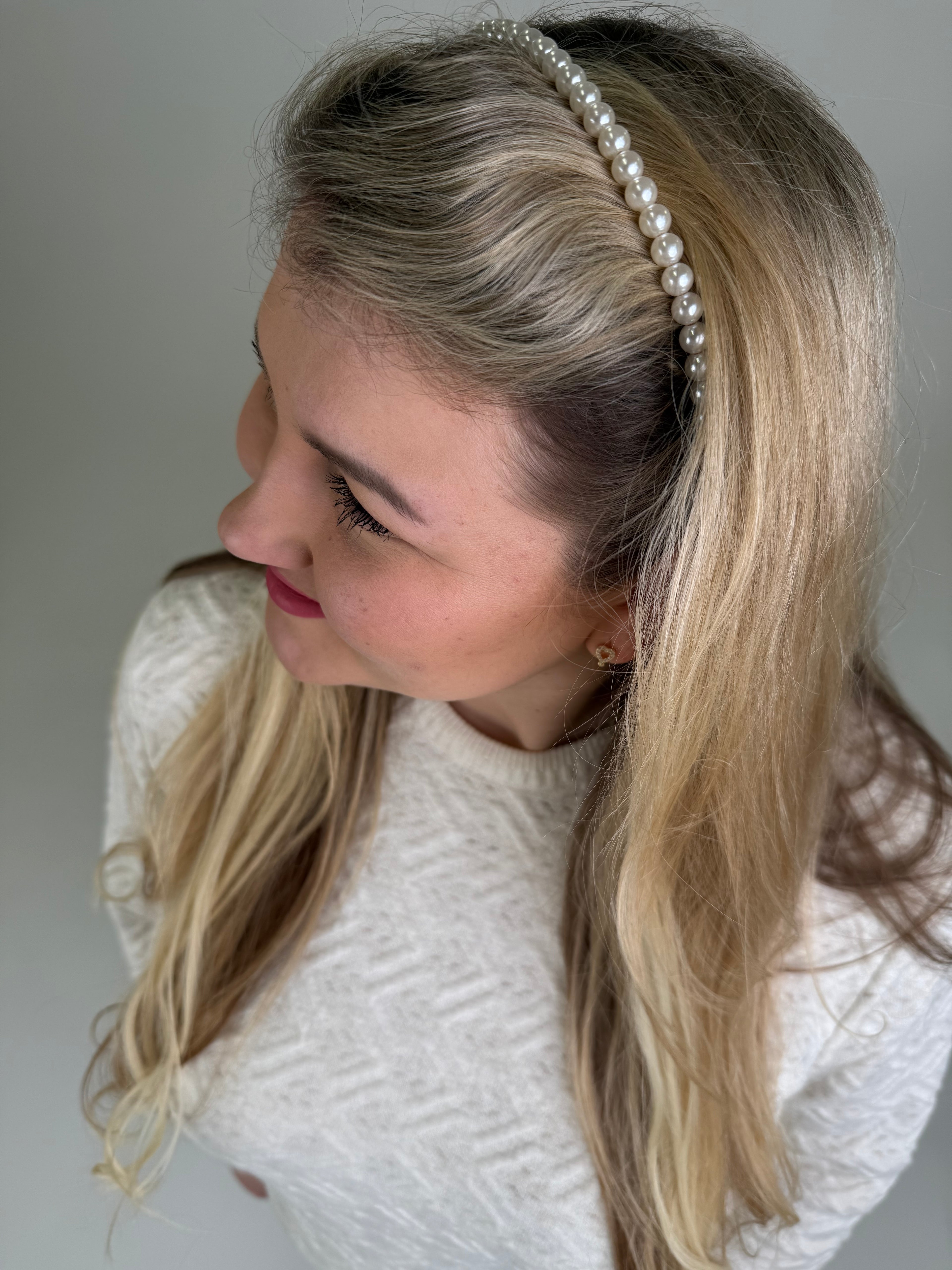 Baltų perliukų minimalistinis lankelis