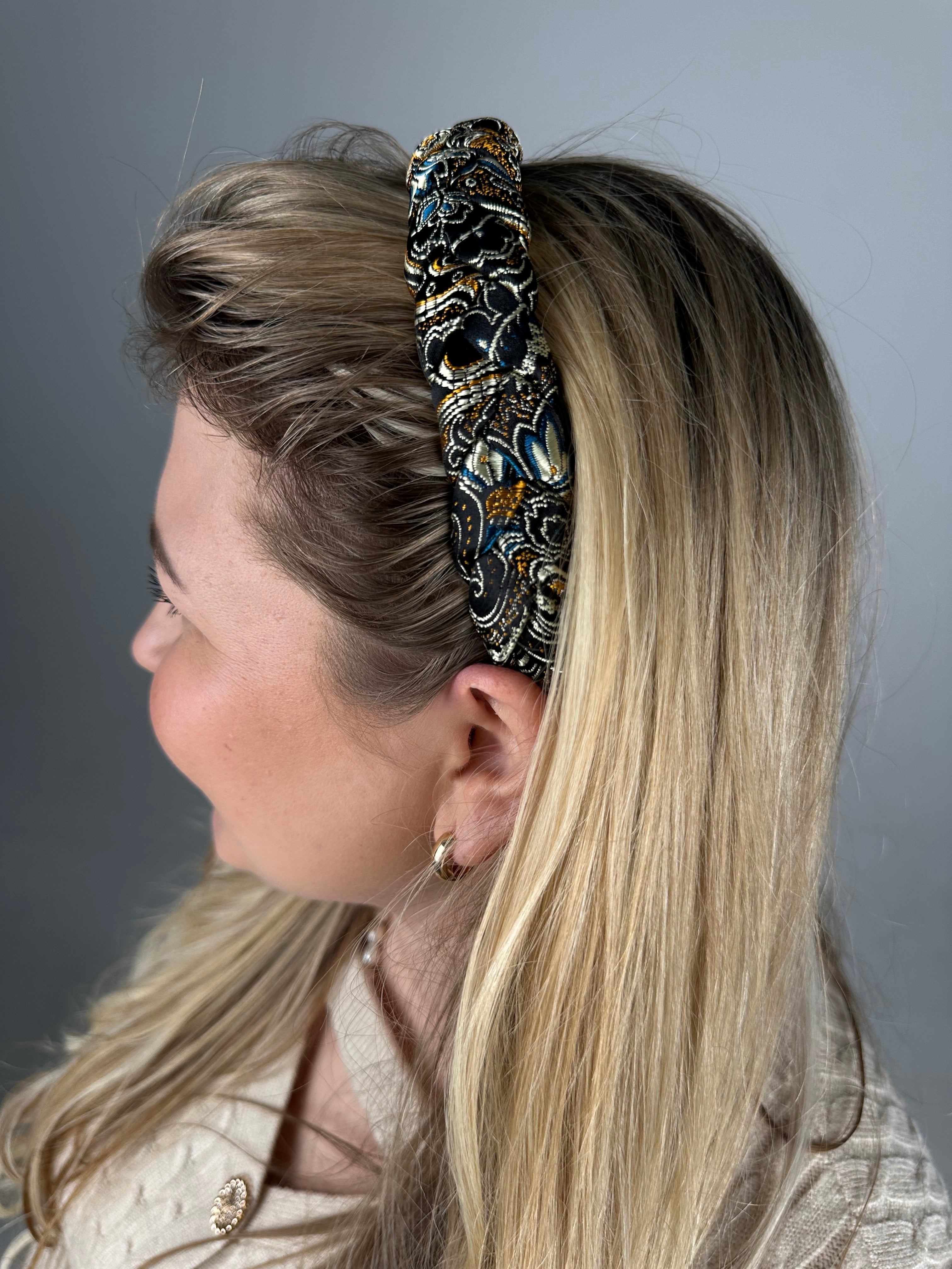 Karališko šilko juodas su auksiniais raštais 🖤