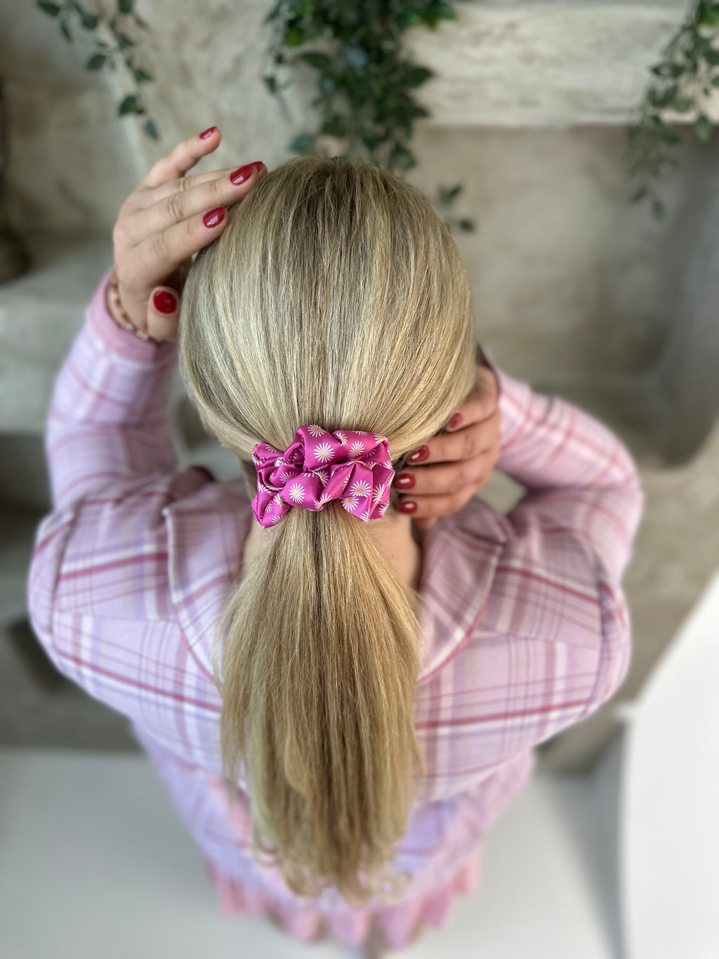 Rožinė gumelė su ramunėlėmis | SBG dizainas