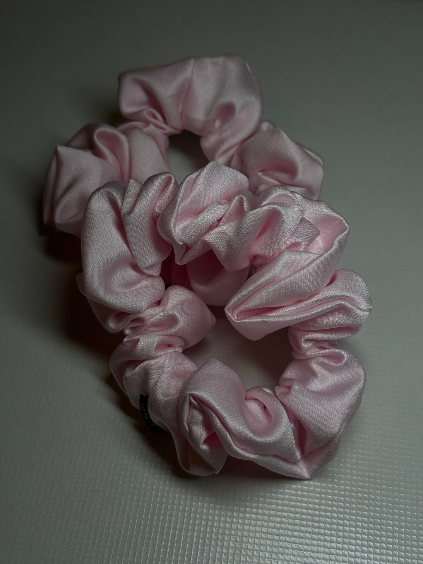 Šviesiai rožinė su blizgesiu nesiglamžanti gumelė M dydis